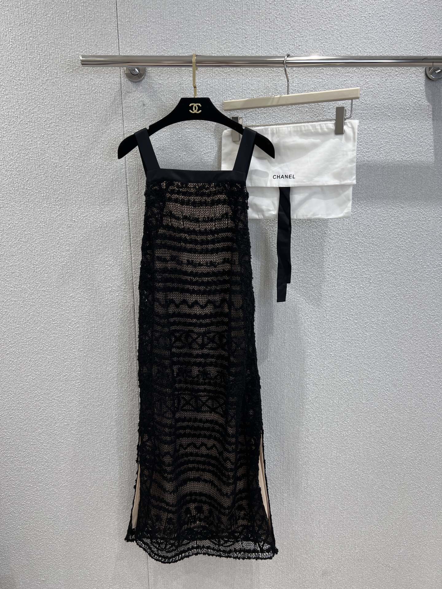 NO:446190,Support replacement Chane* 25A Handicraft Series New Style Silk Hollow suspender dress丨Exclusive yb development!  High-end production!  It is simply a blessing for pear-shaped sisters to better modify their legs. It is suitable for girls of all sizes. It is more casual and practical and fashionable. Whether it is worn alone or in the inner wear!  The real material feeling is a must-have for humans. I love you at first sight. I will sell S/M/L in real time. Chanel, skirts, real silk, alexander wang19860909支持换款 Chane* 25A手工坊系列新款 真丝镂空吊带连衣裙丨独家yb开发！高版出品！简直就是给梨形身材姐妹的福音可以更好的修饰腿型 适合各种身材的女孩 更加休闲实穿时尚感满满 无论单穿还是内搭都很！实物质感超级nice简直就是人手必备款,一眼爱住,现货发售S/M/L实拍细节图,,chanel,skirts,real silk,alexander wang,Women's clothing