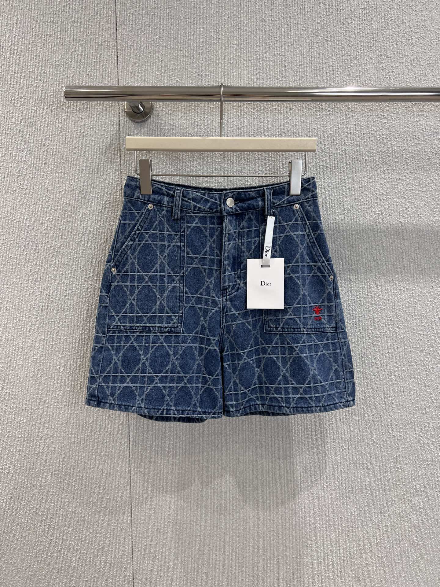 NO:441155,Support replacement 3 Dio* 25Fw early autumn new style, red embroidered diamond jean shorts丨Exclusive high-end production!  It uses pure cotton denim fabric, red embroidered bee CD craft, online details, high-waisted style, fashionable and high-end upper body, super beautiful shorts, slimming and long legs, versatile tool, not picky for people to wear, can be controlled in any body shape!  S/M/L real photos, dior, shorts, alexander wang19860909支持换款3 Dio* 25Fw早秋新款 红刺绣菱格牛仔短裤丨独家高版出品！采用纯棉牛仔面料 红刺绣蜜蜂CD工艺 细节在线 高腰版型 上身时髦又高级 短裤版型超好看 显瘦显腿长 百搭利器 不挑人穿 任何身形都可驾驭！现货发售S/M/L实拍细节图,,dior,shorts,alexander wang,Women's clothing