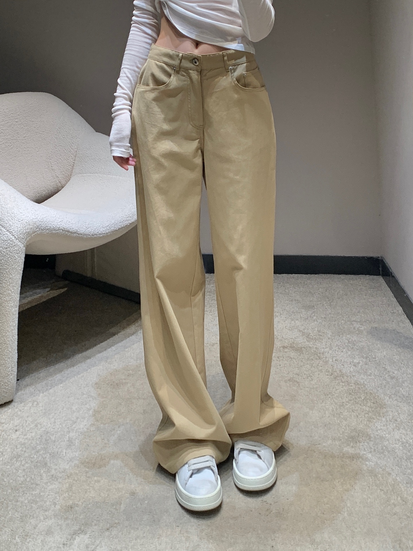 NO:446119,Miumi* 25Fw early autumn new style logo letter denim jean trousers | exclusive yb development!  High-end production!  The three-dimensional logo letter design in the back pocket is simple and eye-catching!  Any outfit can easily show the brand's personality charm. The super slim pants are super friendly to the body. S/M/L is available in stock, miumiu, alexander wang19860909Miumi* 25Fw早秋新款 徽标字母丹宁牛仔长裤丨独家yb开发！高版出品！后袋立体徽标字母设计,简单又不失吸睛效果！随便穿搭都能轻松彰显品牌个性魅力,超级显瘦的裤型对身材包容度超级友好 现货发售S/M/L,,miumiu,alexander wang,Women's clothing