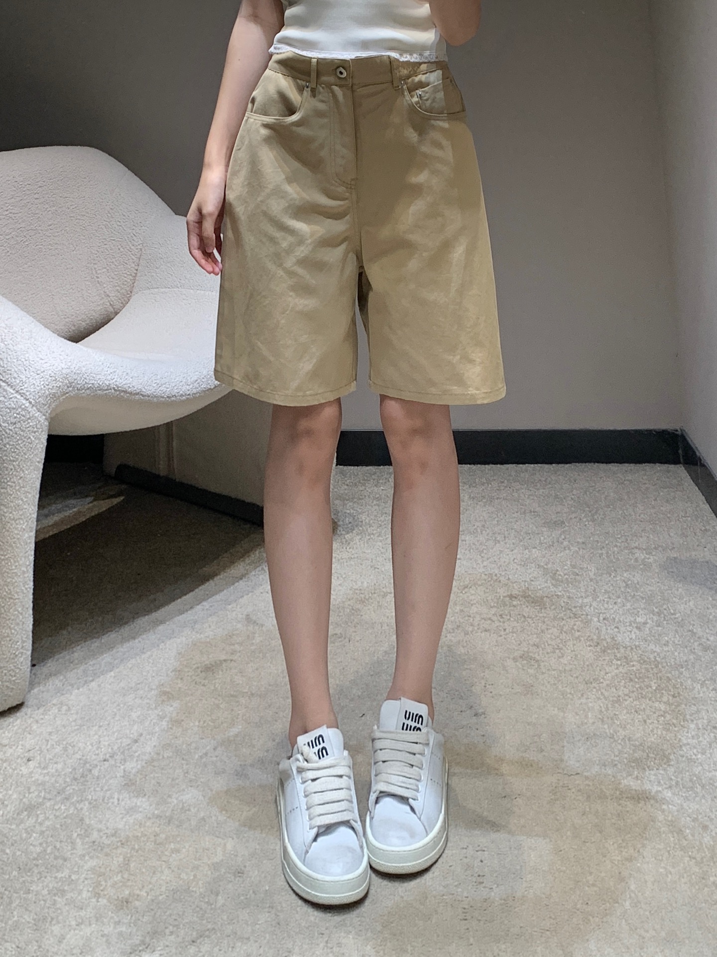 NO:446133,Miumi* 25Fw early autumn new style logo denim denim medium shorts丨Exclusive yb development!  High-end production!  The three-dimensional logo letter design in the back pocket is simple and eye-catching!  Any outfit can easily show the brand's personality charm. The super slim pants are super friendly to the body. S/M/L is available in stock, miumiu, shorts, alexander wang19860909Miumi* 25Fw早秋新款 徽标丹宁牛仔中短裤丨独家yb开发！高版出品！后袋立体徽标字母设计,简单又不失吸睛效果！随便穿搭都能轻松彰显品牌个性魅力,超级显瘦的裤型对身材包容度超级友好 现货发售S/M/L,,miumiu,shorts,alexander wang,Women's clothing