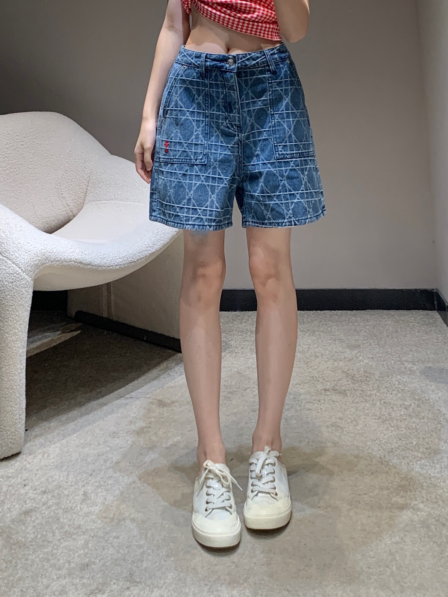 NO:441161,Dio* 25Fw early autumn new style, red embroidered diamond jean shorts丨Exclusive high-end production!  It uses pure cotton denim fabric, red embroidered bee CD craft, online details, high-waisted style, fashionable and high-end upper body, super beautiful shorts, slimming and long legs, versatile tool, not picky for people to wear, can be controlled in any body shape!  S/M/L, dior, shorts, alexander wang19860909Dio* 25Fw早秋新款 红刺绣菱格牛仔短裤丨独家高版出品！采用纯棉牛仔面料 红刺绣蜜蜂CD工艺 细节在线 高腰版型 上身时髦又高级 短裤版型超好看 显瘦显腿长 百搭利器 不挑人穿 任何身形都可驾驭！现货发售S/M/L,,dior,shorts,alexander wang,Women's clothing