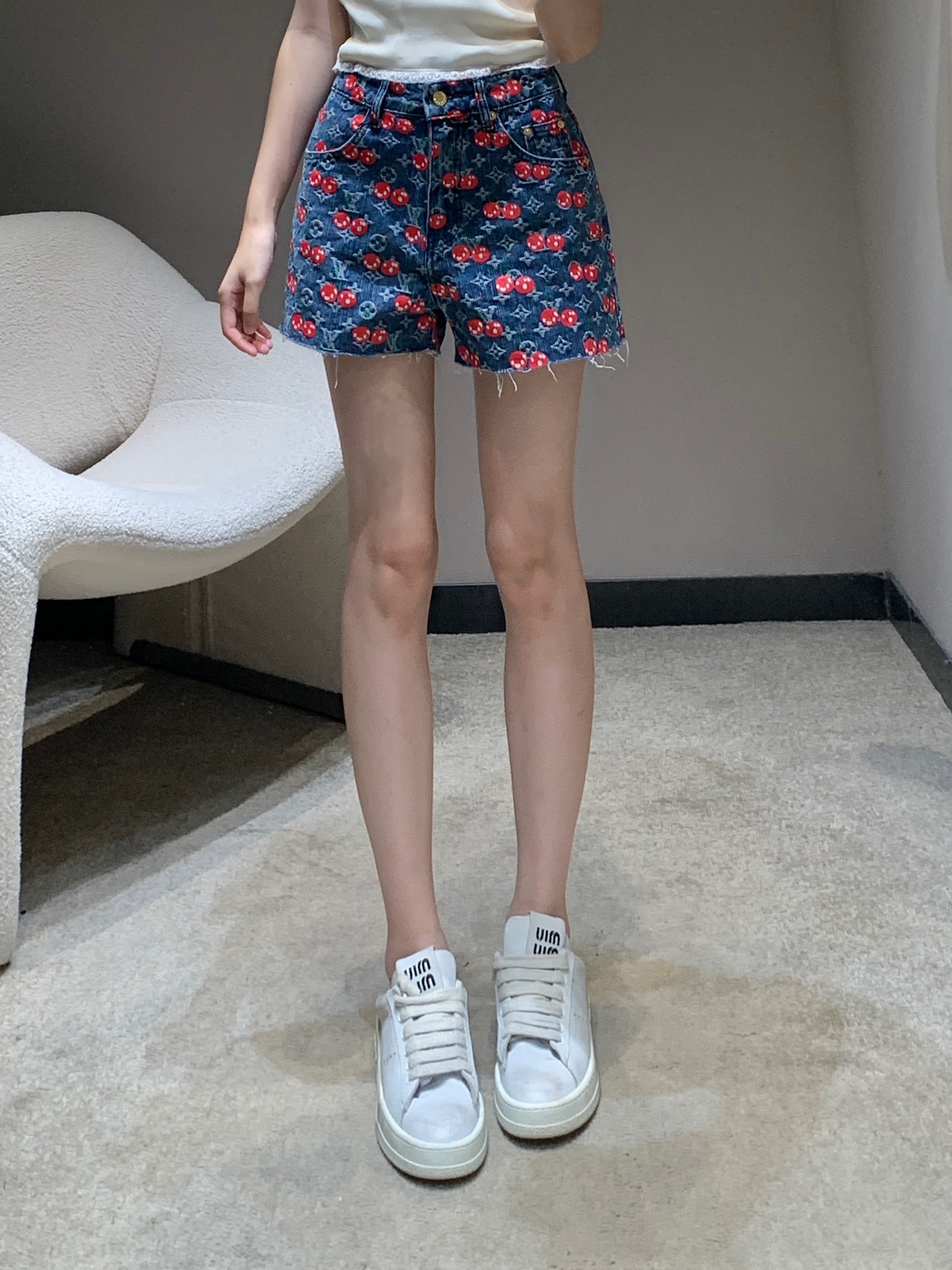 NO:441151,Louis Vuitt*n 25Fw early autumn new style cherry full-print letter denim shorts丨Exclusive high-end production!  Cotton denim material, enzyme washing process, not easy to fade, cherry letters full print design, revealing the brand tone, symmetrical pocket, good-looking and slim overall, fashionable and fashionable!  S/M/L, louis vuitton, shorts, alexander wang19860909Louis Vuitt*n 25Fw早秋新款 樱桃满印字母牛仔短裤丨独家高版出品！全棉牛仔材质 酵素水洗工艺处理 不容易掉色串色 樱桃字母满印设计 彰显品牌调性 对称口袋 版型好看显瘦 整体时髦洋气！现货发售S/M/L,,louis vuitton,shorts,alexander wang,Women's clothing