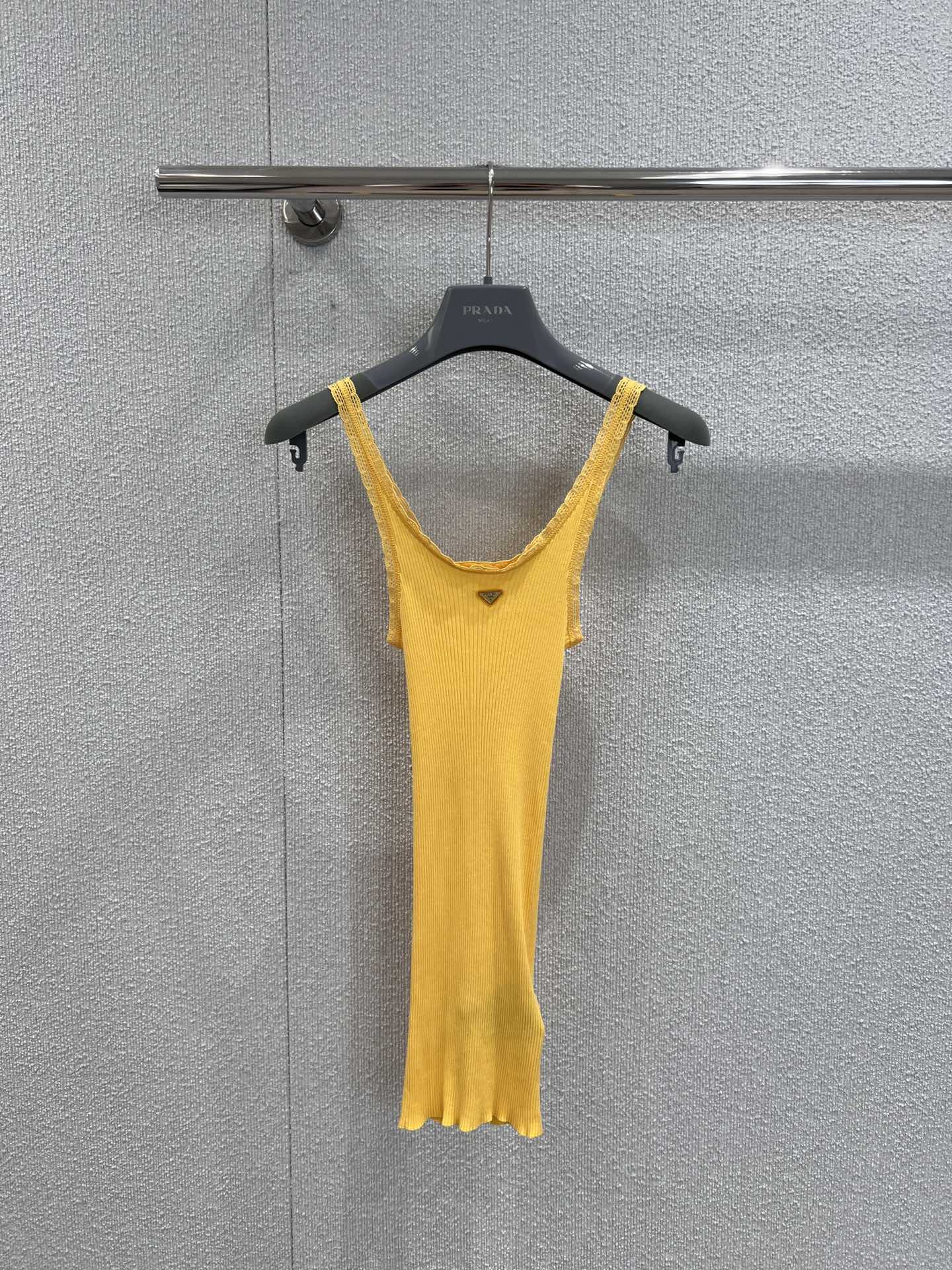 NO:440145,Support replacement Prad* 25Ss spring and summer new model, ribbed cotton lace vest丨Exclusive yb development!  High-end production!  Customized cotton yarn Rib knitted enriches the texture of this light top made of stretch cotton and decorated with lace. Features of exquisite style thin shoulder straps. ZP open mold custom enamel metal triangle logo. The exquisite lace design adds a bit of softness and romance to the simple vest. The details show the ingenious slim fit style, outline the body curve without any sense of restraint. Comfortable and fashionable. The iconic triangle logo embellishes the chest, low-key highlights the brand style. S/M/L real-life details pictures on sale, prada, alexander wang19860909支持换款 Prad* 25Ss春夏新款 罗纹棉质花边小背心丨独家yb开发！高版出品！定制棉质纱线 罗纹针织丰富了这款由弹力棉制成并饰有蕾丝的轻盈上衣的质感 精致的款式细肩带为特点 ZP 开模定制珐琅金属三角标识 精致的花边设计,为简约的背心增添了几分柔美与浪漫,细节之处尽显巧思修身版型,勾勒身材曲线,又不会有束缚感舒适与时尚兼具标志性三角标点缀胸前,低调彰显品牌格调 现货发售S/M/L实拍细节图,,prada,alexander wang,Women's clothing