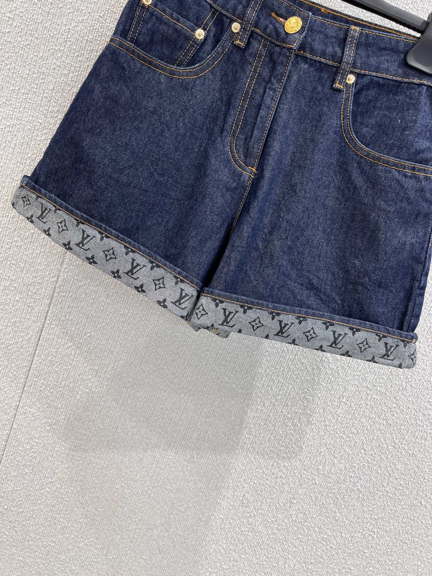“Louis Vuitton 25FW High-Quality Female Clothing Collection: Retro Blue Jeans and Butt-Button Shorts” - 图片 6