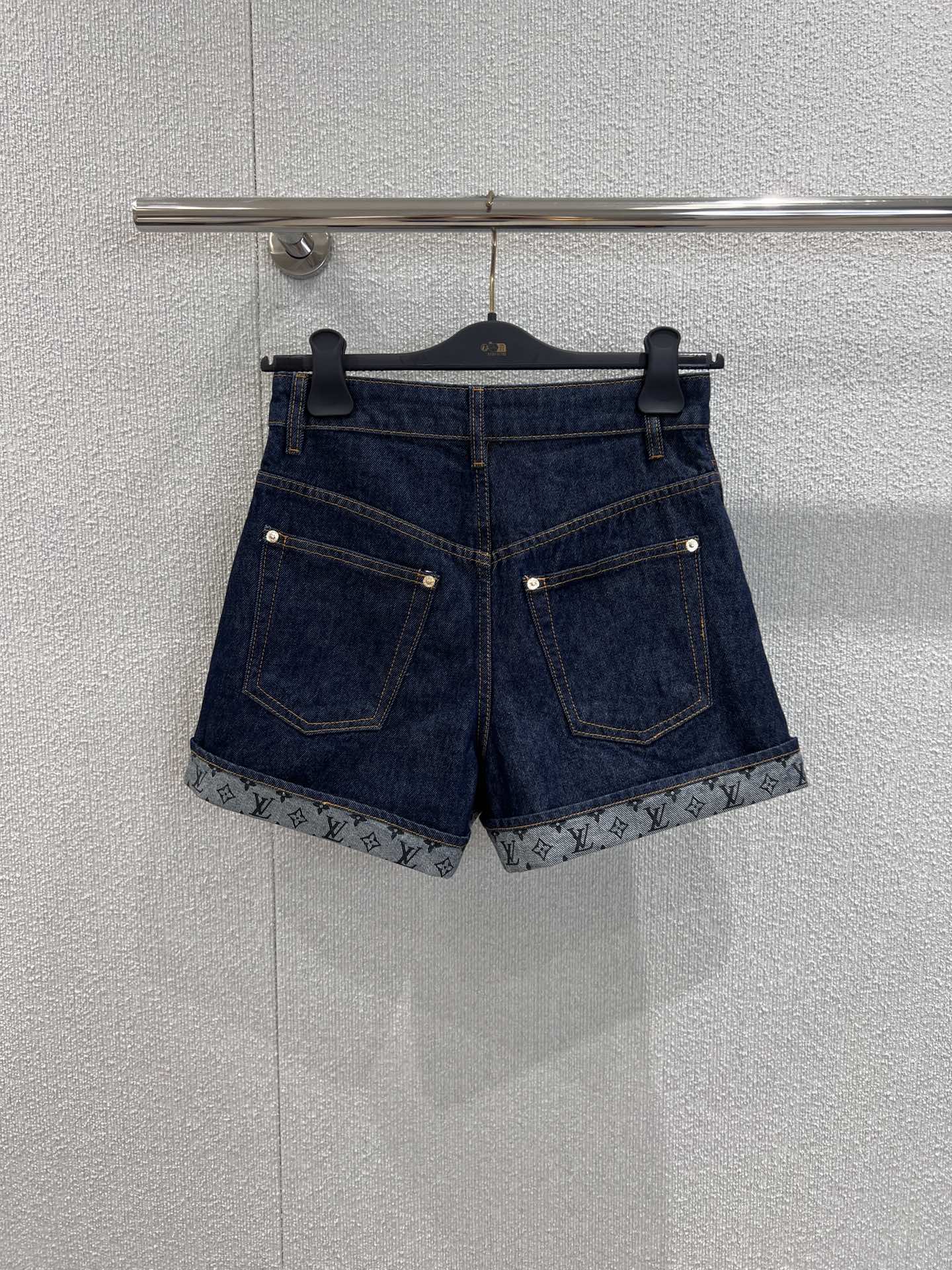 “Louis Vuitton 25FW High-Quality Female Clothing Collection: Retro Blue Jeans and Butt-Button Shorts” - 图片 2