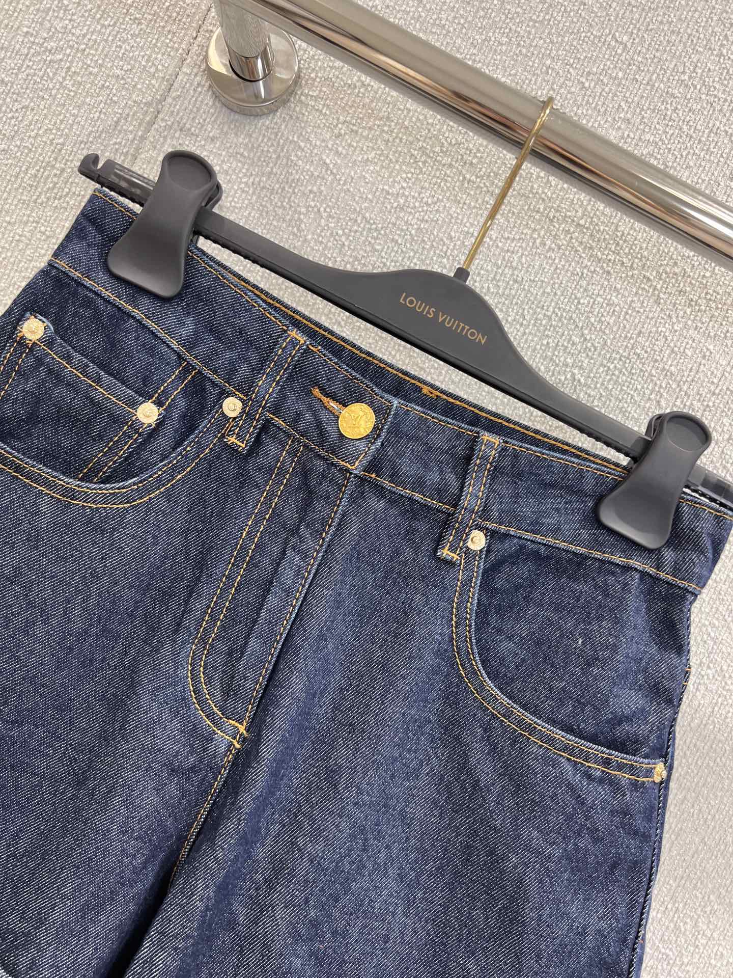 “Louis Vuitton 25FW High-Quality Female Clothing Collection: Retro Blue Jeans and Butt-Button Shorts” - 图片 3