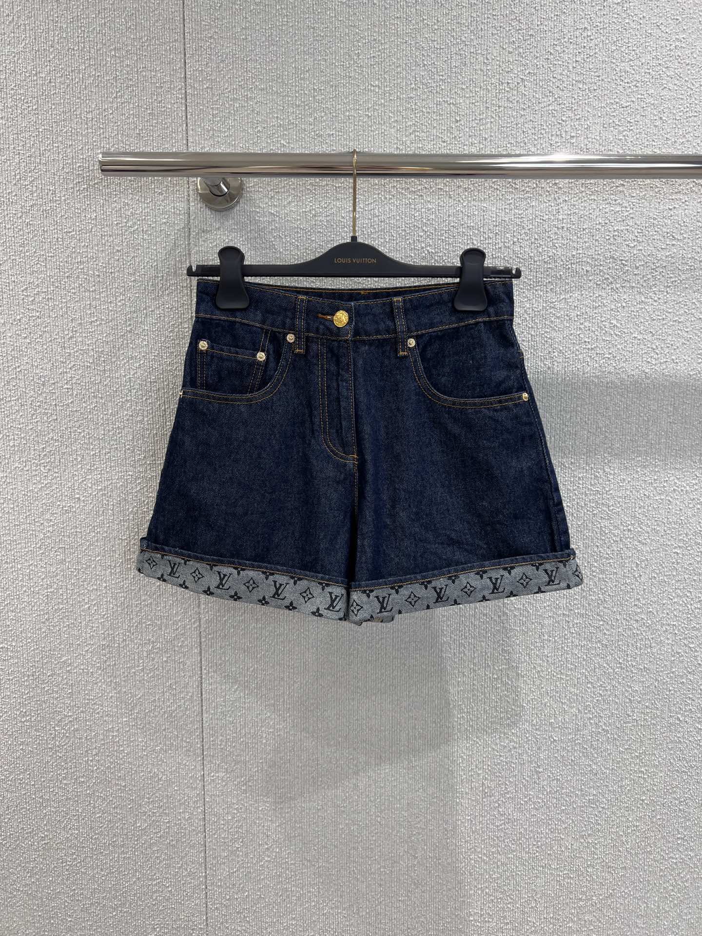 “Louis Vuitton 25FW High-Quality Female Clothing Collection: Retro Blue Jeans and Butt-Button Shorts” - 图片 1