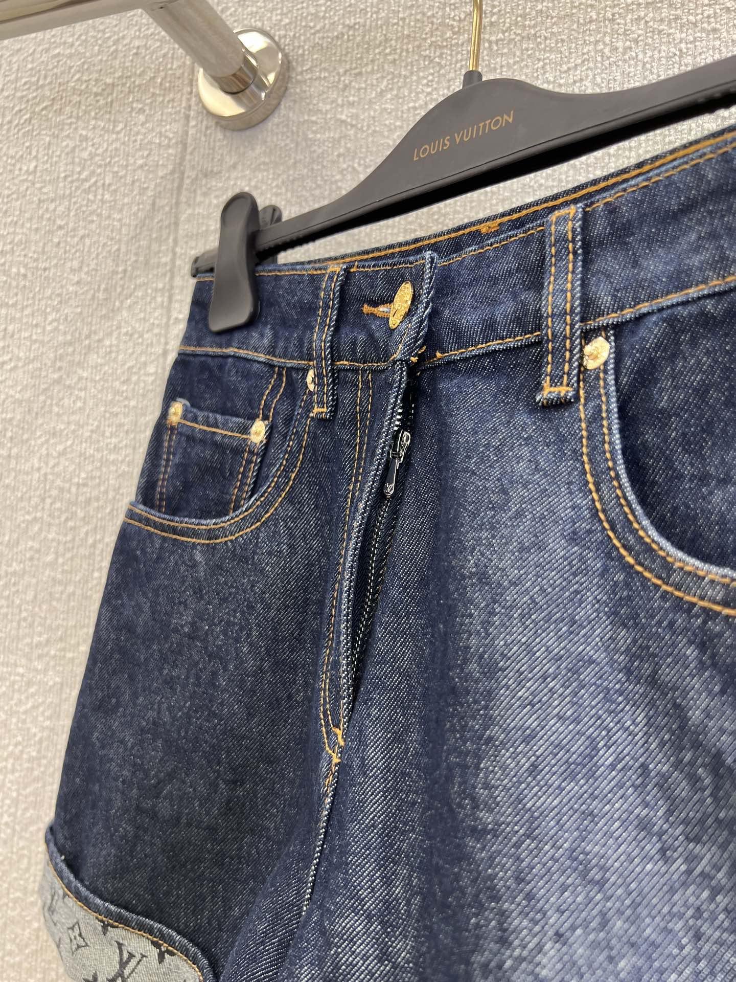 “Louis Vuitton 25FW High-Quality Female Clothing Collection: Retro Blue Jeans and Butt-Button Shorts” - 图片 5