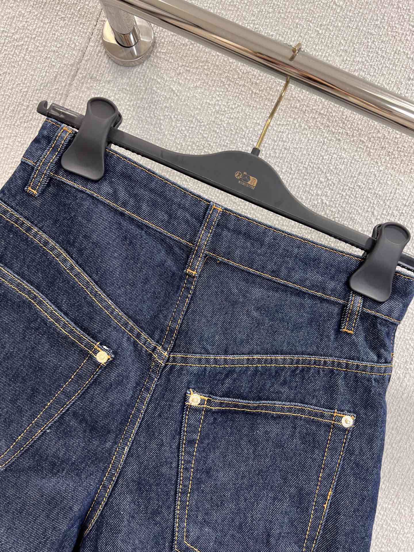 “Louis Vuitton 25FW High-Quality Female Clothing Collection: Retro Blue Jeans and Butt-Button Shorts” - 图片 4