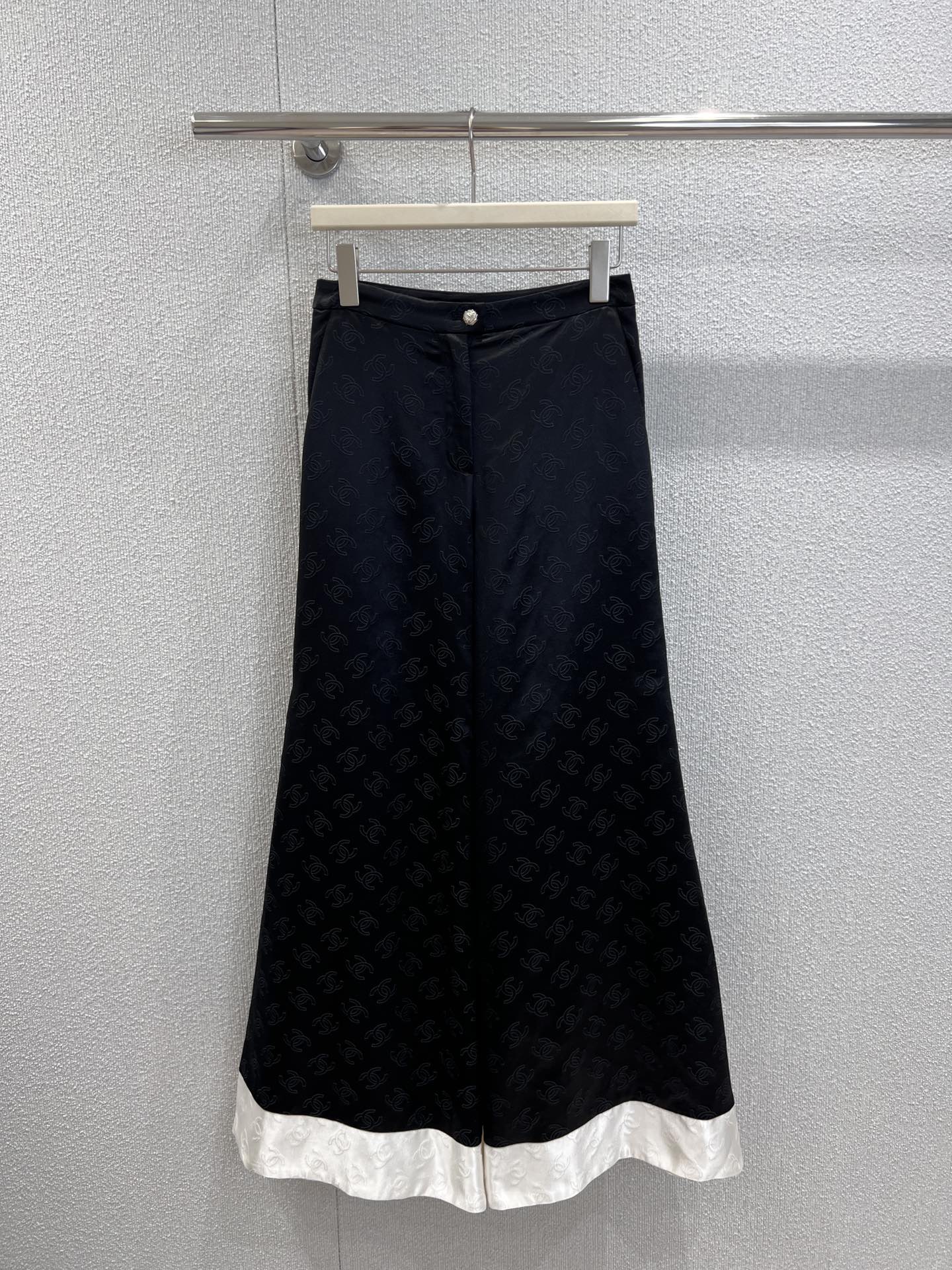 NO:451703,Support replacement Chane* 25A high-end handicraft workshop series new models, black and white high-end color-blocked flared silk pants | Exclusive yb development!  High-end production!  The best must-have for this season!  The 3D three-dimensional tailoring style makes the upper body look slim. It has its own aura!  Sweet and cool celebrity girl style. A must-have high-end item for white and rich beauty!  Original custom quilted double c jacquard silk satin fabric. Open mold hardware buckle, perfect workmanship quality depends on details. S/M/L real shot details pictures are available in stock, chanel, real silk, alexander wang19860909支持换款 Chane* 25A高级手工坊系列新款 黑白高级拼色喇叭真丝裤丨独家yb开发！高版出品！本季最佳必入绝绝子！3D立体剪裁版型上身巨显瘦.自带气场！甜酷名媛少女风.白富美必备高级单品！原版定制绗缝双c提花真丝缎面料.开模五金扣,完美做工品质看细节.现货发售S/M/L实拍细节图,,chanel,real silk,alexander wang,Women's clothing