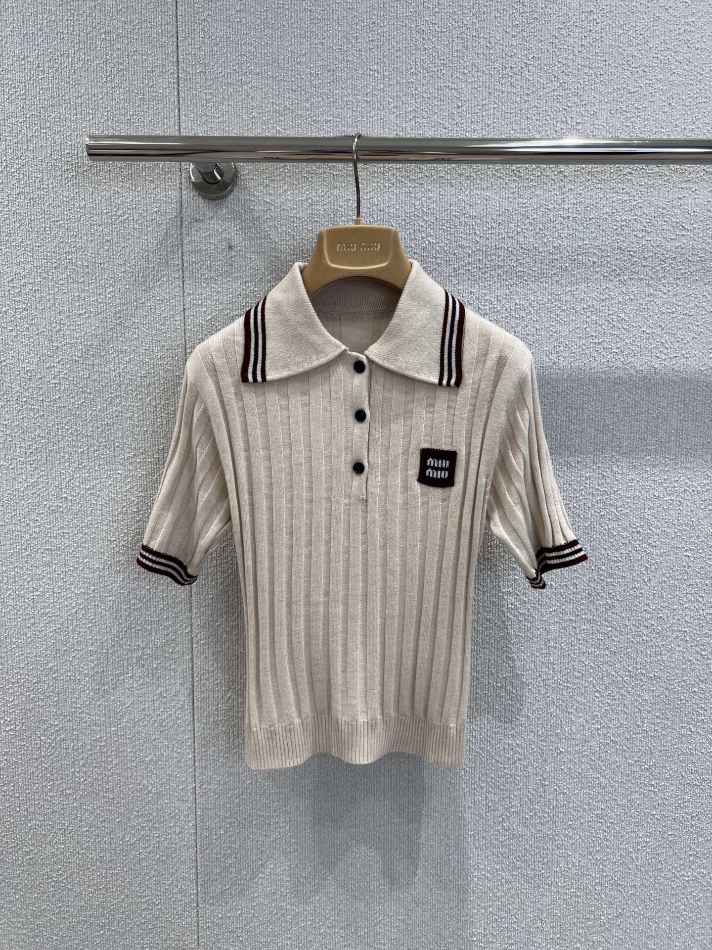 NO:441140,Support replacement. Miumi* 25Ss spring and summer new logo micro-label college style polo collar short-sleeved knitted top + pleated knitted skirt set | Exclusive yb development!  High-end production!  The soft and comfortable knitted fabric presents simple lines, embellishes logo patches, highlighting the classic style and unique personality, and the set is effortlessly matched. Classic and fashionable styles are very versatile items that can be separated to meet many different combinations. A series of real-life details of S/M/L on sale in stock, miumiu, skirts, T-shirt, alexander wang19860909支持换款上 Miumi* 25Ss春夏新款 logo微标学院风polo领短袖针织上衣+百褶针织半裙套装丨独家yb开发！高版出品！柔软舒适的针织面料呈现简约线条,点缀徽标贴饰,彰显经典风范与独特个性,套装不费力搭配 经典时髦款 分开都会是很百搭的单品 满足多种不同搭配 一系列 现货发售S/M/L实拍细节图,,miumiu,skirts,T-shirt,alexander wang,Women's clothing