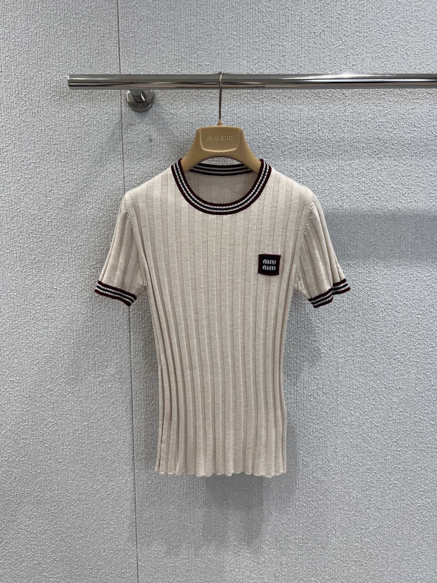 NO:441166,Support replacement Miumi* 25Ss spring and summer new logo micro-label college style short-sleeved knitted round neck top | Exclusive yb development!  High-end production!  Soft and comfortable knitted fabric presents simple lines, embellishes logo patches, highlighting classic style and unique personality, and single-layer classic items. A series of real-life details of S/M/L on sale in stock, miumiu, T-shirt, alexander wang19860909支持换款 Miumi* 25Ss春夏新款 logo微标学院风短袖针织圆领上衣丨独家yb开发！高版出品！柔软舒适的针织面料呈现简约线条,点缀徽标贴饰,彰显经典风范与独特个性,单穿叠穿的经典单品 一系列 现货发售S/M/L实拍细节图,,miumiu,T-shirt,alexander wang,Women's clothing