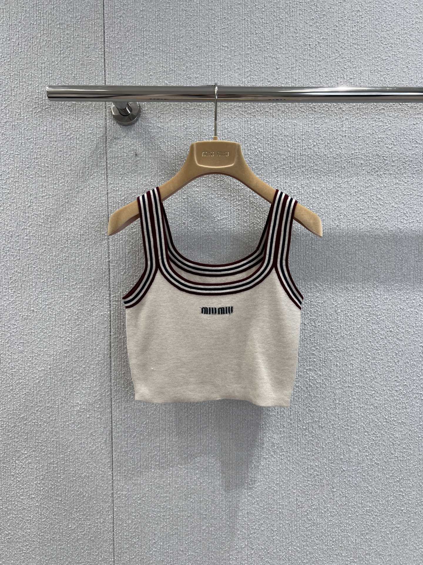 NO:441154,Support replacement Miumi* 25Ss spring and summer new logo micro-label college style knitted vest丨Exclusive yb development!  High-end production!  Soft and comfortable knitted fabric presents simple lines, embellishes logo patches, highlighting classic style and unique personality, and a classic item that is single-skinned and layered. S/M/L real-life details pictures, miumiu, alexander wang19860909支持换款 Miumi* 25Ss春夏新款 logo微标学院风针织背心丨独家yb开发！高版出品！柔软舒适的针织面料呈现简约线条,点缀徽标贴饰,彰显经典风范与独特个性,单穿叠穿的经典单品 现货发售S/M/L实拍细节图,,miumiu,alexander wang,Women's clothing