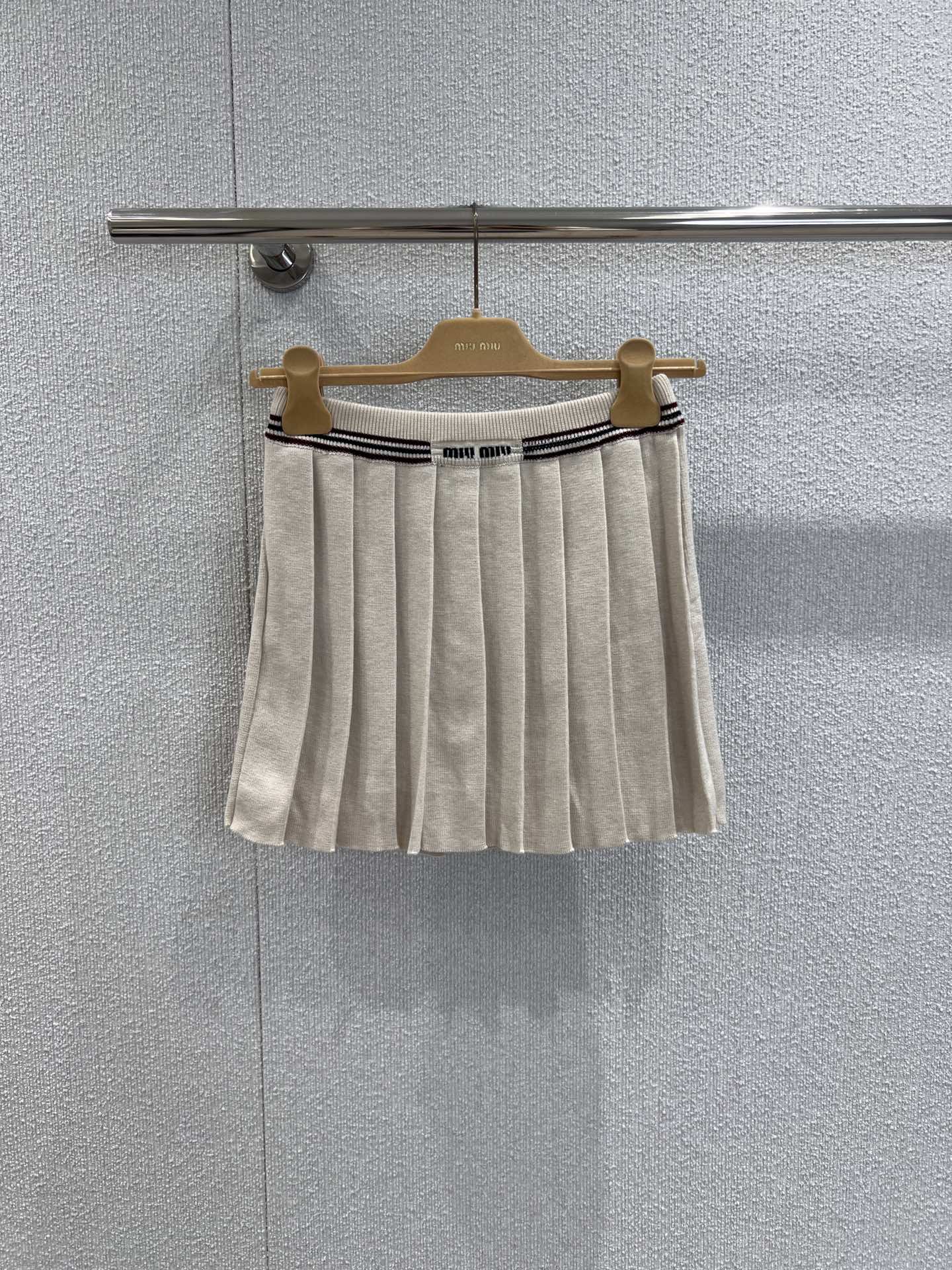 NO:441146,Support changing skirts Miumi* 25Ss spring and summer new logo micro-label college style polo collar short-sleeved knitted top + pleated knitted skirt suit | Exclusive yb development!  High-end production!  The soft and comfortable knitted fabric presents simple lines, embellishes logo patches, highlighting the classic style and unique personality, and the set is effortlessly matched. Classic and fashionable styles are very versatile items that can be separated to meet many different combinations. A series of real-life details of S/M/L on sale in stock, miumiu, skirts, T-shirt, alexander wang19860909支持换款半裙 Miumi* 25Ss春夏新款 logo微标学院风polo领短袖针织上衣+百褶针织半裙套装丨独家yb开发！高版出品！柔软舒适的针织面料呈现简约线条,点缀徽标贴饰,彰显经典风范与独特个性,套装不费力搭配 经典时髦款 分开都会是很百搭的单品 满足多种不同搭配 一系列 现货发售S/M/L实拍细节图,,miumiu,skirts,T-shirt,alexander wang,Women's clothing