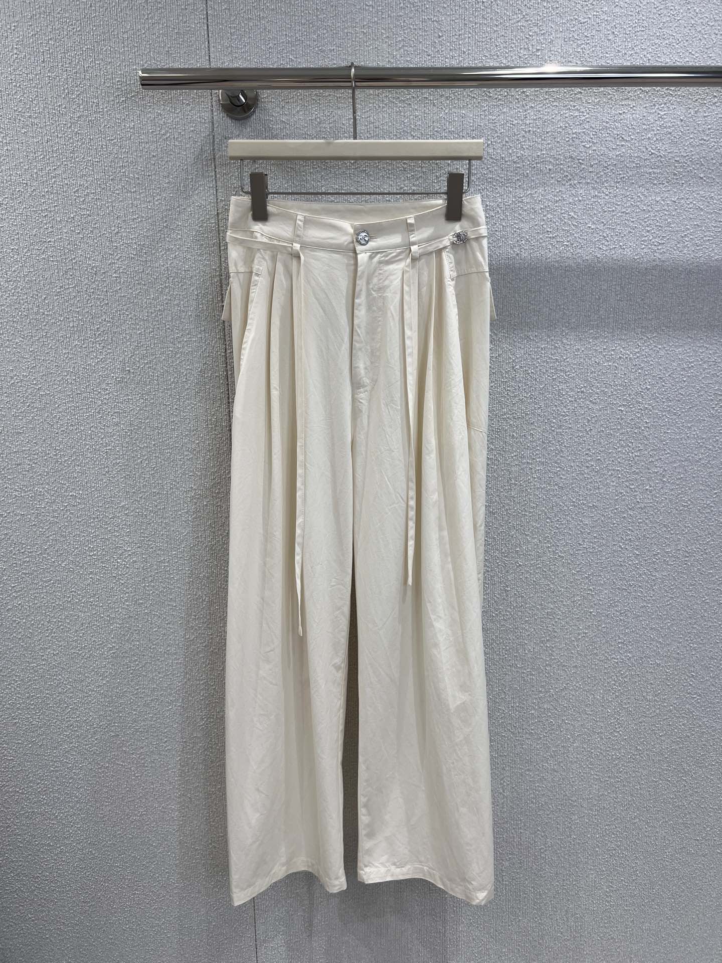 NO:441211,Support for replacement Chane* 25Ss spring and summer new style drawstring decorative casual pants | Exclusive high-end production!  The colors are versatile and high-end, the customized fabric shows the sense of high-end and casualness, the visual feast, the texture is great, the lazy style is full of Goddess will definitely be used as a magical tool!  The style is versatile and not picky. The lengthening lines and proportions make the body beautiful!  Details of workmanship quality, real-life details of S/M/L on sale, chanel, alexander wang19860909支持换款 Chane* 25Ss春夏新款 抽绳装饰休闲裤丨独家高版出品！颜色百搭高级 定制面料尽显高级随意感 视觉盛宴 质感巨好,慵懒范儿十足 女神必入神器！版型百搭不挑人 拉长线条比例上身美的不要不要的！做工品质看细节 现货发售S/M/L实拍细节图,,chanel,alexander wang,Women's clothing