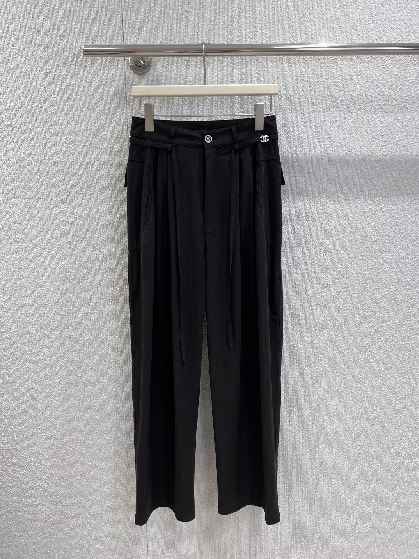NO:441224,Support for replacement Chane* 25Ss spring and summer new style drawstring decorative casual pants | Exclusive high-end production!  The colors are versatile and high-end, the customized fabric shows the sense of high-end and casualness, the visual feast, the texture is great, the lazy style is full of Goddess will definitely be used as a magical tool!  The style is versatile and not picky. The lengthening lines and proportions make the body beautiful!  Details of workmanship quality, real-life details of S/M/L on sale, chanel, alexander wang19860909支持换款 Chane* 25Ss春夏新款 抽绳装饰休闲裤丨独家高版出品！颜色百搭高级 定制面料尽显高级随意感 视觉盛宴 质感巨好,慵懒范儿十足 女神必入神器！版型百搭不挑人 拉长线条比例上身美的不要不要的！做工品质看细节 现货发售S/M/L实拍细节图,,chanel,alexander wang,Women's clothing
