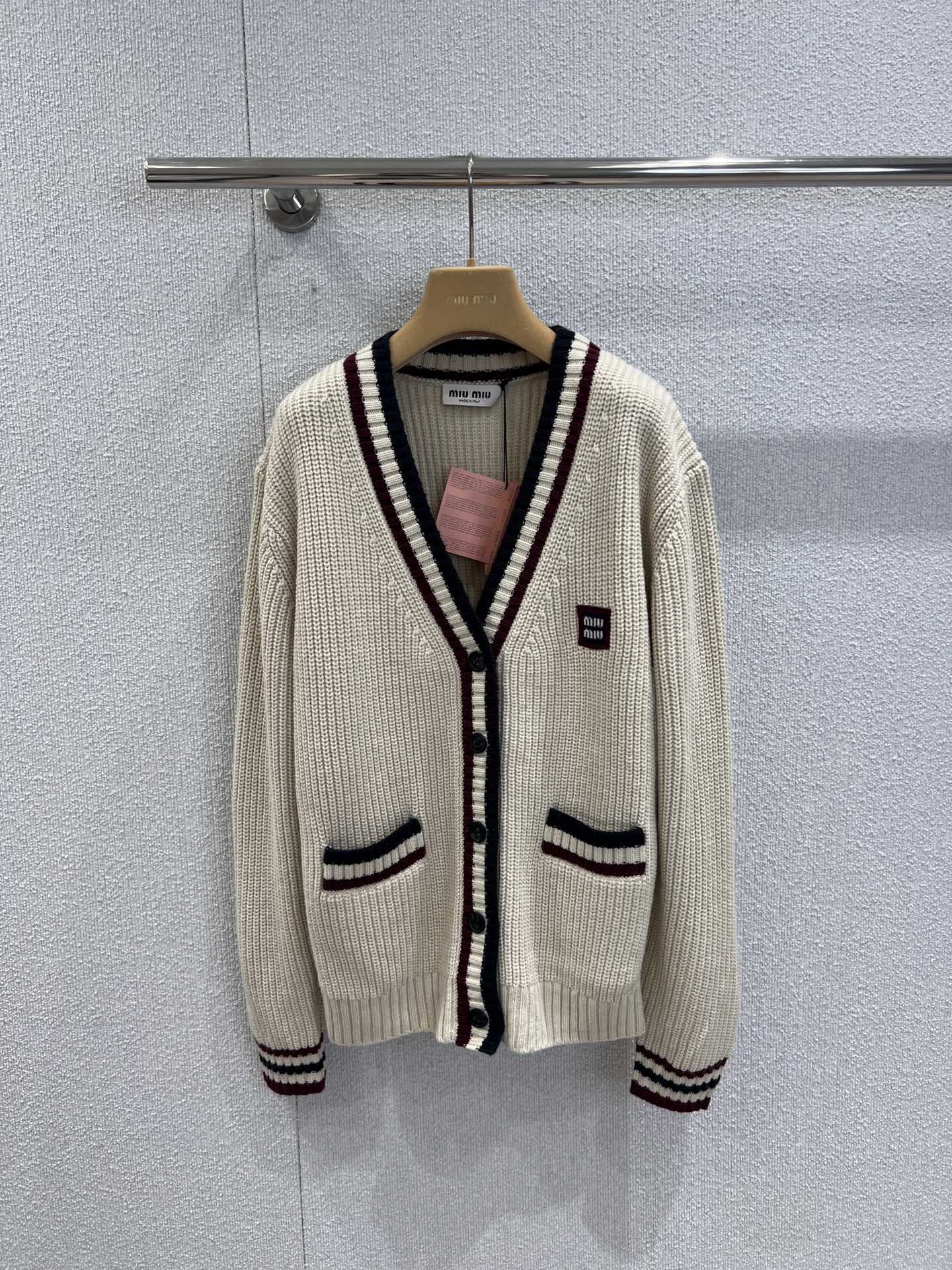 NO:441179,Support replacement Miumi* 25FW early autumn new style, college color-blocking trim logo-decorated knitted cardigan jacket | Exclusive yb development!  High-end production!  Inspired by the college style, the exquisite and dense cashmere material is soft and delicate, the horizontal stripes are spliced ​​with contrasting colors, and the trim is added to the rich color buttons and closure plackets, the smooth and simple line design, the gender-free loose casual style is suitable for daily life, and the chest is decorated with iconic letters and logo embroidery to highlight the classic style. S/M/L real photos are available in stock, miumiu, jackets & coats, alexander wang19860909支持换款 Miumi* 25FW早秋新款 学院拼色饰边徽标饰针织开衫外套丨独家yb开发！高版出品！源自学院风格灵感,精致密度的山羊绒用料柔软细腻,横条纹撞色拼接的饰边收口,增添一抹丰富色彩纽扣开合门襟,流畅的简洁线条设计,无性别主义的宽松休闲版型适用日常,胸口饰以标志性字母徽标刺绣彰显经典格调.现货发售S/M/L实拍细节图,,miumiu,jackets & coats,alexander wang,Women's clothing