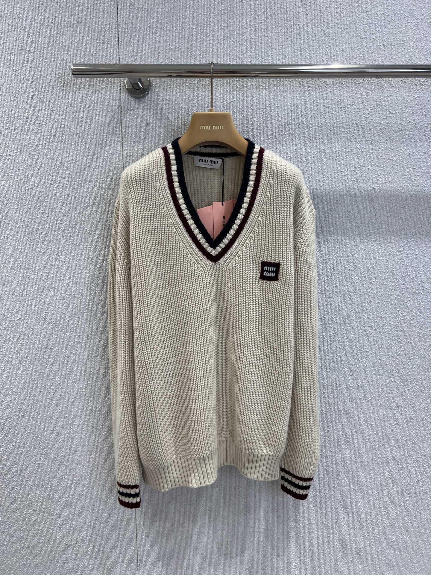 NO:441134,Support replacement Miumi* 25Fw early autumn new style casual color-blocking V-neck sweater | Exclusive yb development!  High-end production!  High-end colors, soft and versatile!  This small loose V-neck design is an excellent choice for lengthening the neck proportions!  Whether paired with jeans or short skirts, they can show a fashionable and elegant temperament. The color of milk fufu is more high-end, making you unique among the crowd. A series of real-life S/M/L photos are available in stock, miumiu, skirts, jeans, alexander wang19860909支持换款 Miumi* 25Fw早秋新款 休闲拼色V领针织衫丨独家yb开发！高版出品！高级的颜色,软糯百搭！这款小宽松版型的V领设计,简直是拉长脖颈比例的绝佳选择哦！无论是搭配牛仔裤还是短裙,都能展现出时尚与优雅的气质.奶fufu的颜色更是高级感十足,让你在人群中独具一格. 一系列现货发售S/M/L实拍细节图,,miumiu,skirts,jeans,alexander wang,Women's clothing