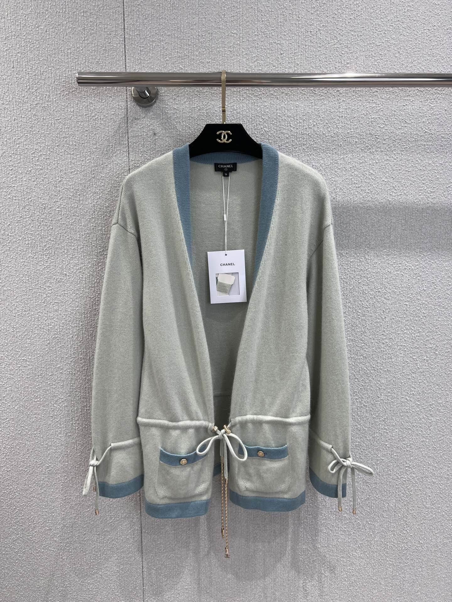 NO:441192,Support for replacement Chane* 25A high-end handicraft new model, big V-neck color-blocking drawstring knitted cardigan丨Exclusive high-end production!  The design of the big V-neck not only makes the neck lines look longer, but also shows the charming collarbone, which is really super sexy!  Super versatile!  Whether paired with jeans, skirts or dresses, you can easily create different styles!  S/M/L real photos of S/M/L on spot sale, chanel, skirts, jeans, alexander wang19860909支持换款 Chane* 25A高级手工坊新款 大V领拼色抽绳针织开衫丨独家高版出品！大V领的设计,不仅显得颈部线条更加修长,展现出迷人的锁骨,真的是超级性感！超级百搭！ 无论是搭配牛仔裤、半身裙还是连衣裙,都能轻松打造出不同的风格！现货发售S/M/L实拍细节图,,chanel,skirts,jeans,alexander wang,Women's clothing