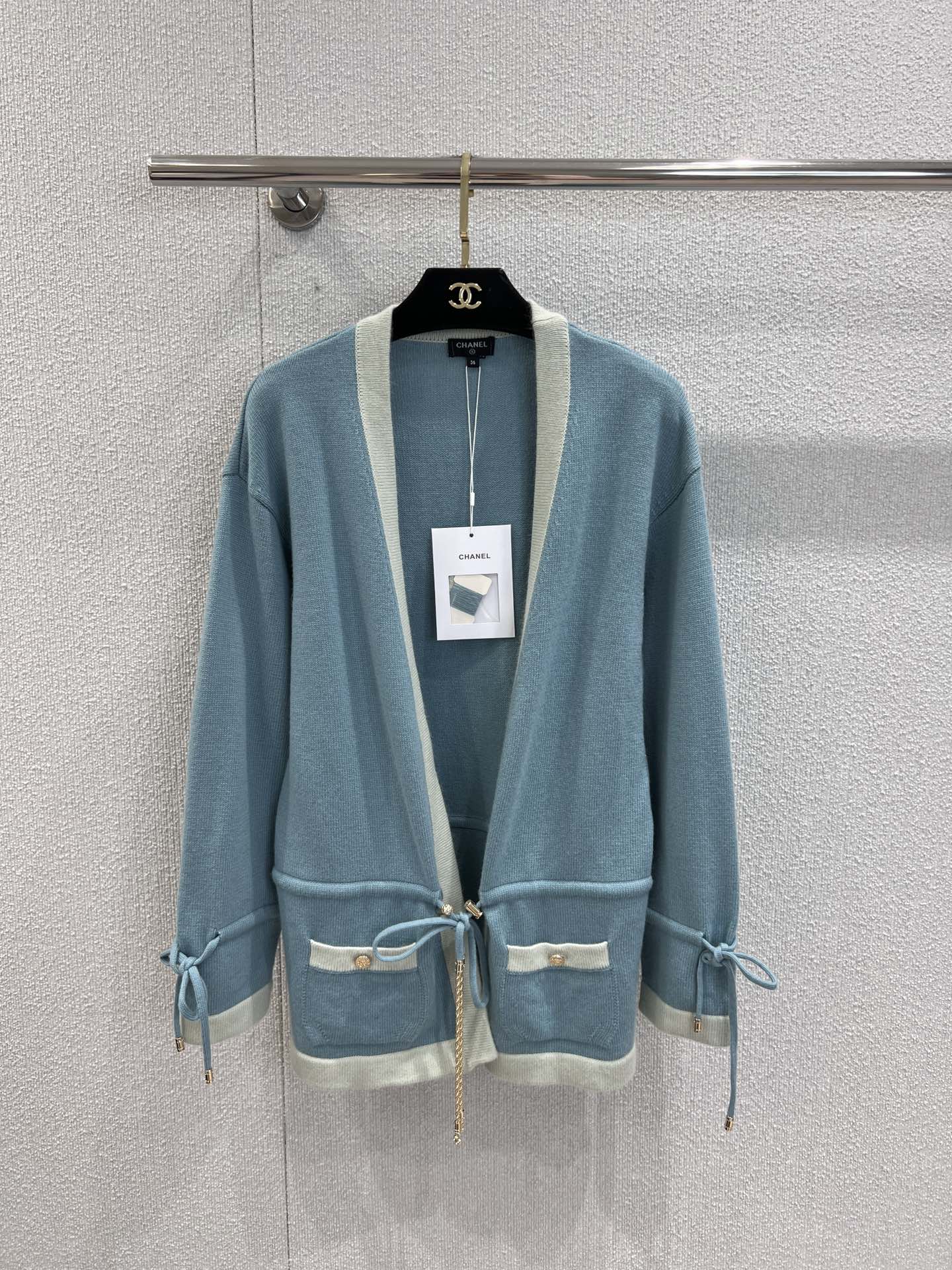 NO:441167,Support for replacement Chane* 25A high-end handicraft new model, big V-neck color-blocking drawstring knitted cardigan丨Exclusive high-end production!  The design of the big V-neck not only makes the neck lines look longer, but also shows the charming collarbone, which is really super sexy!  Super versatile!  Whether paired with jeans, skirts or dresses, you can easily create different styles!  S/M/L real photos of S/M/L on spot sale, chanel, skirts, jeans, alexander wang19860909支持换款 Chane* 25A高级手工坊新款 大V领拼色抽绳针织开衫丨独家高版出品！大V领的设计,不仅显得颈部线条更加修长,展现出迷人的锁骨,真的是超级性感！超级百搭！ 无论是搭配牛仔裤、半身裙还是连衣裙,都能轻松打造出不同的风格！现货发售S/M/L实拍细节图,,chanel,skirts,jeans,alexander wang,Women's clothing