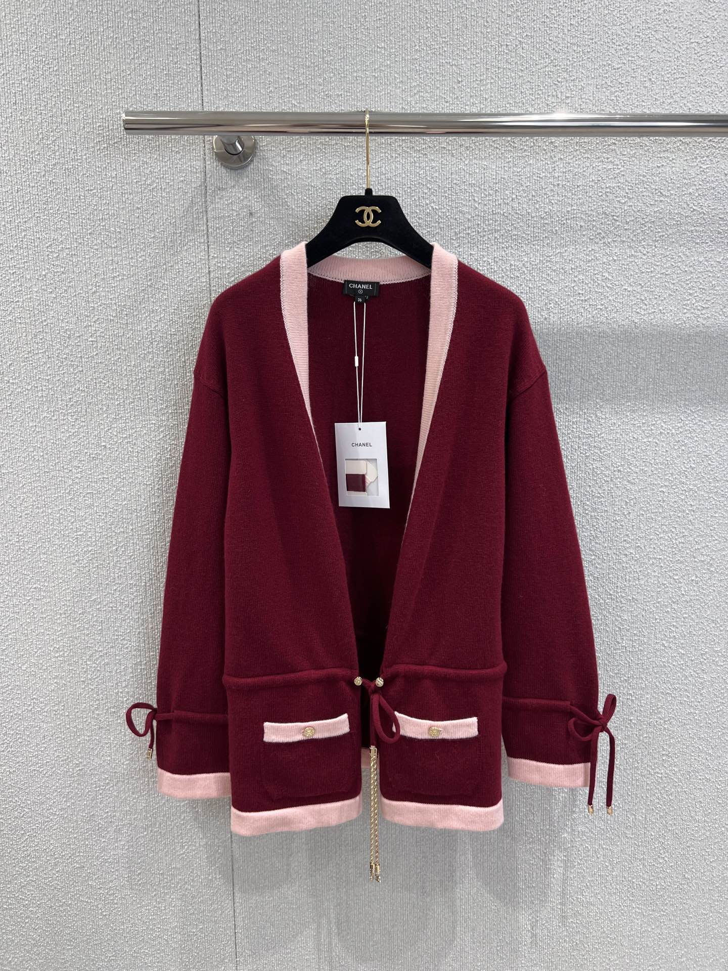 NO:441180,Support for replacement Chane* 25A high-end handicraft new model, big V-neck color-blocking drawstring knitted cardigan丨Exclusive high-end production!  The design of the big V-neck not only makes the neck lines look longer, but also shows the charming collarbone, which is really super sexy!  Super versatile!  Whether paired with jeans, skirts or dresses, you can easily create different styles!  S/M/L real photos of S/M/L on spot sale, chanel, skirts, jeans, alexander wang19860909支持换款 Chane* 25A高级手工坊新款 大V领拼色抽绳针织开衫丨独家高版出品！大V领的设计,不仅显得颈部线条更加修长,展现出迷人的锁骨,真的是超级性感！超级百搭！ 无论是搭配牛仔裤、半身裙还是连衣裙,都能轻松打造出不同的风格！现货发售S/M/L实拍细节图,,chanel,skirts,jeans,alexander wang,Women's clothing