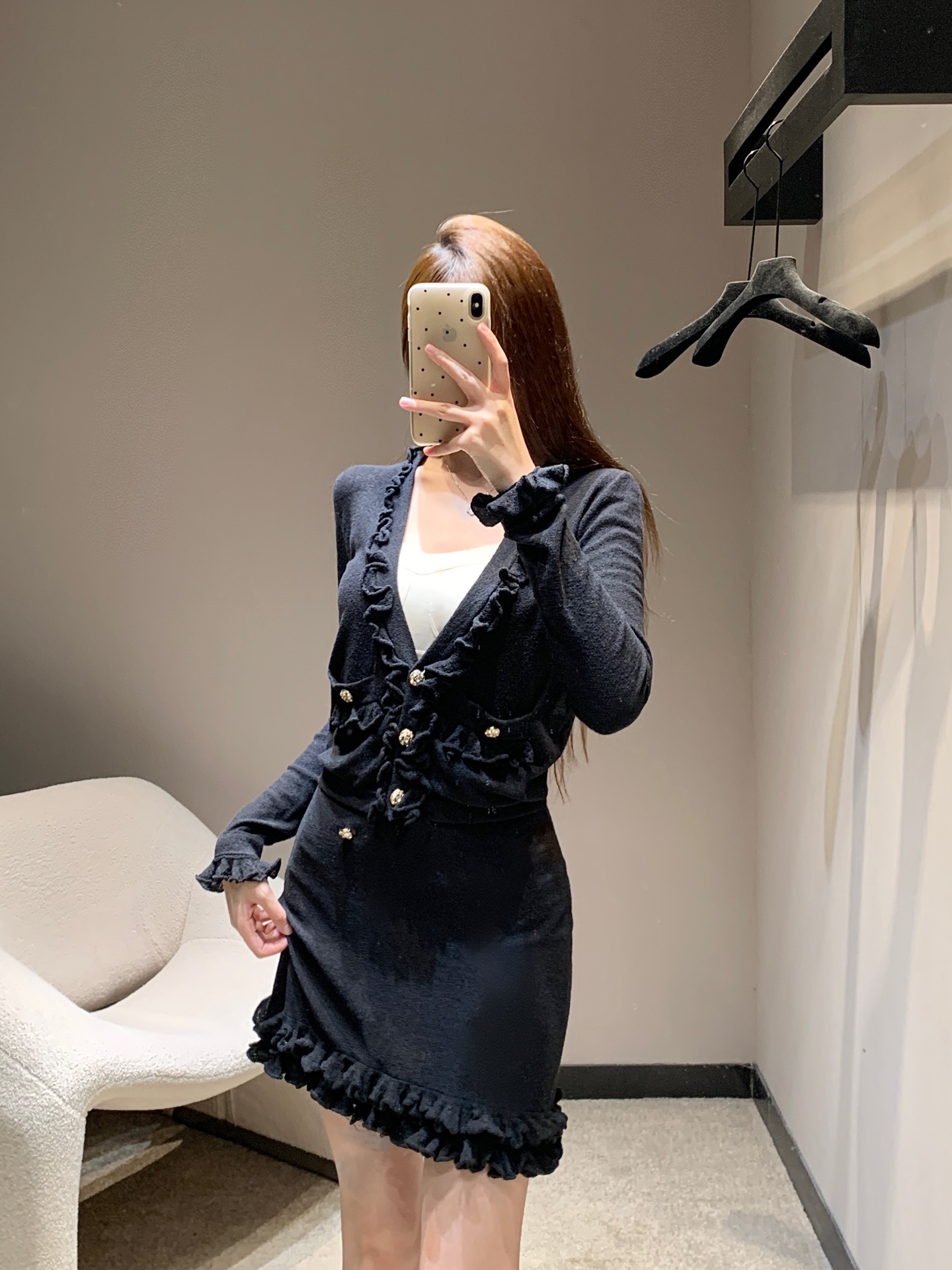 NO:441205,Cardigan Skirt P Chane* 25A High-end Handicraft New Model Big V Neck Rhinestone Buckle Hollow Wave Lace Knit Cardigan + Skirt Set | Exclusive high-end production!  The hollow wavy lace design on the cuffs and hem is like the waves gently caressing the beach, which is both romantic and beautiful. The delicate design not only adds the layering of the cardigan, but also makes you feel like you are in a dream fairy tale world. Whether it is single or complete sets, you can easily control various occasions. S/M/L on sale in stock, chanel, skirts, alexander wang19860909开衫 半裙P Chane* 25A高级手工坊新款 大V领水钻扣镂空波浪花边针织开衫+半裙套装丨独家高版出品！袖口和下摆的镂空波浪花边设计,如同海浪轻抚沙滩,既浪漫又唯美. 细腻的设计,不仅增添了开衫的层次感,更让穿上它的你,仿佛置身于梦幻的童话世界.无论是单穿还是成套搭配,都能轻松驾驭各种场合.现货发售S/M/L,,chanel,skirts,alexander wang,Women's clothing