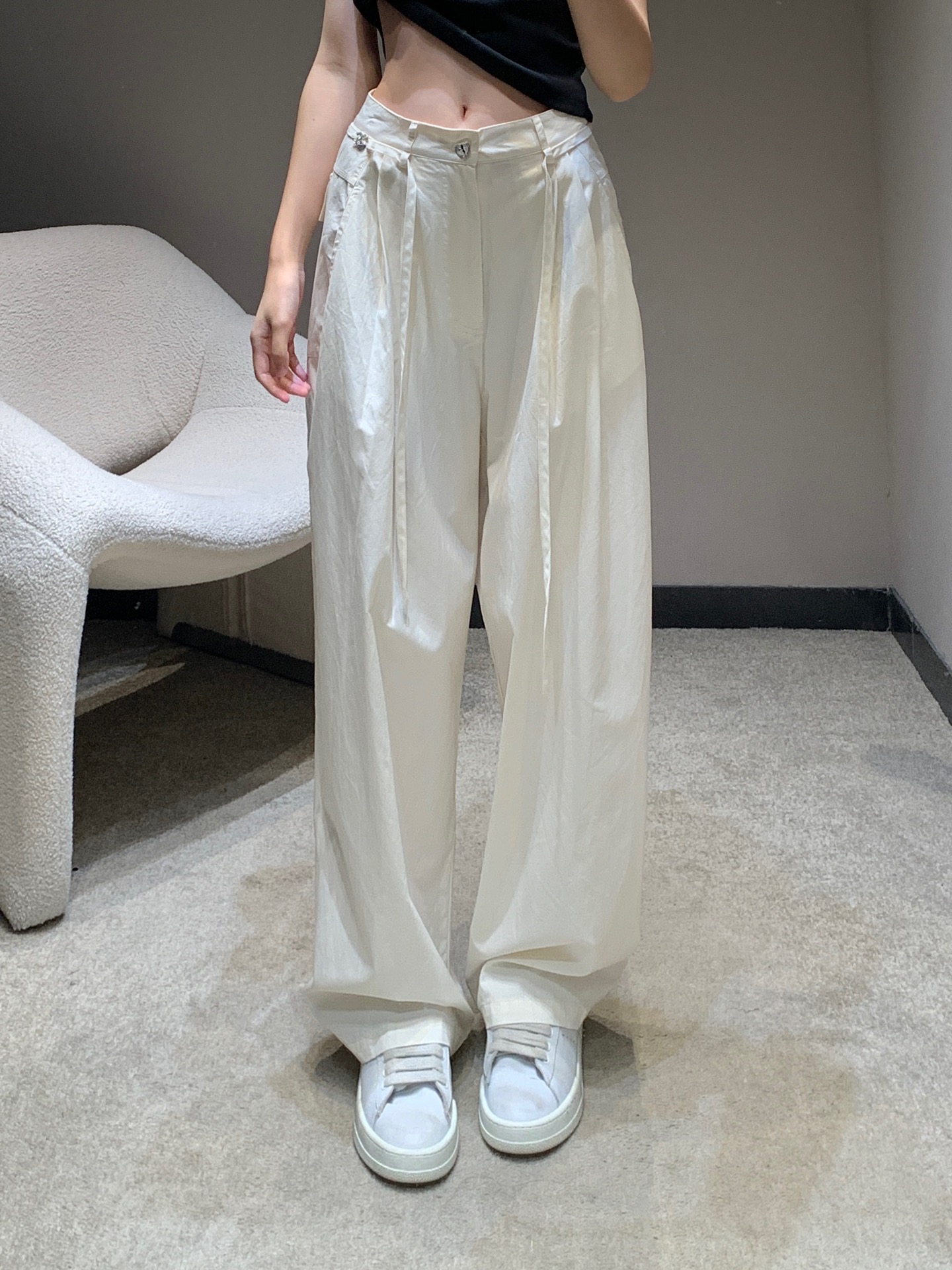 NO:441217,Chane* 25Ss Spring and Summer New Style Drawstring Decorative Casual Pants | Exclusive High-end Production!  The colors are versatile and high-end, the customized fabric shows the sense of high-end and casualness, the visual feast, the texture is great, the lazy style is full of Goddess will definitely be used as a magical tool!  The style is versatile and not picky. The lengthening lines and proportions make the body beautiful!  Workmanship quality depends on details. S/M/L is available in stock, chanel, alexander wang19860909Chane* 25Ss春夏新款 抽绳装饰休闲裤丨独家高版出品！颜色百搭高级 定制面料尽显高级随意感 视觉盛宴 质感巨好,慵懒范儿十足 女神必入神器！版型百搭不挑人 拉长线条比例上身美的不要不要的！做工品质看细节 现货发售S/M/L,,chanel,alexander wang,Women's clothing