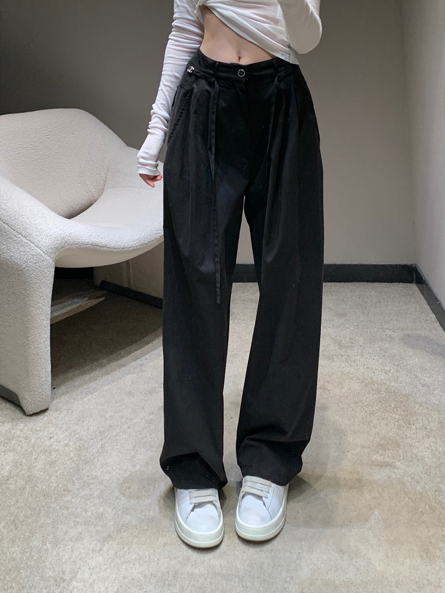 NO:441229,Chane* 25Ss Spring and Summer New Style Drawstring Decorative Casual Pants | Exclusive High-end Production!  The colors are versatile and high-end, the customized fabric shows the sense of high-end and casualness, the visual feast, the texture is great, the lazy style is full of Goddess will definitely be used as a magical tool!  The style is versatile and not picky. The lengthening lines and proportions make the body beautiful!  Workmanship quality depends on details. S/M/L is available in stock, chanel, alexander wang19860909Chane* 25Ss春夏新款 抽绳装饰休闲裤丨独家高版出品！颜色百搭高级 定制面料尽显高级随意感 视觉盛宴 质感巨好,慵懒范儿十足 女神必入神器！版型百搭不挑人 拉长线条比例上身美的不要不要的！做工品质看细节 现货发售S/M/L,,chanel,alexander wang,Women's clothing