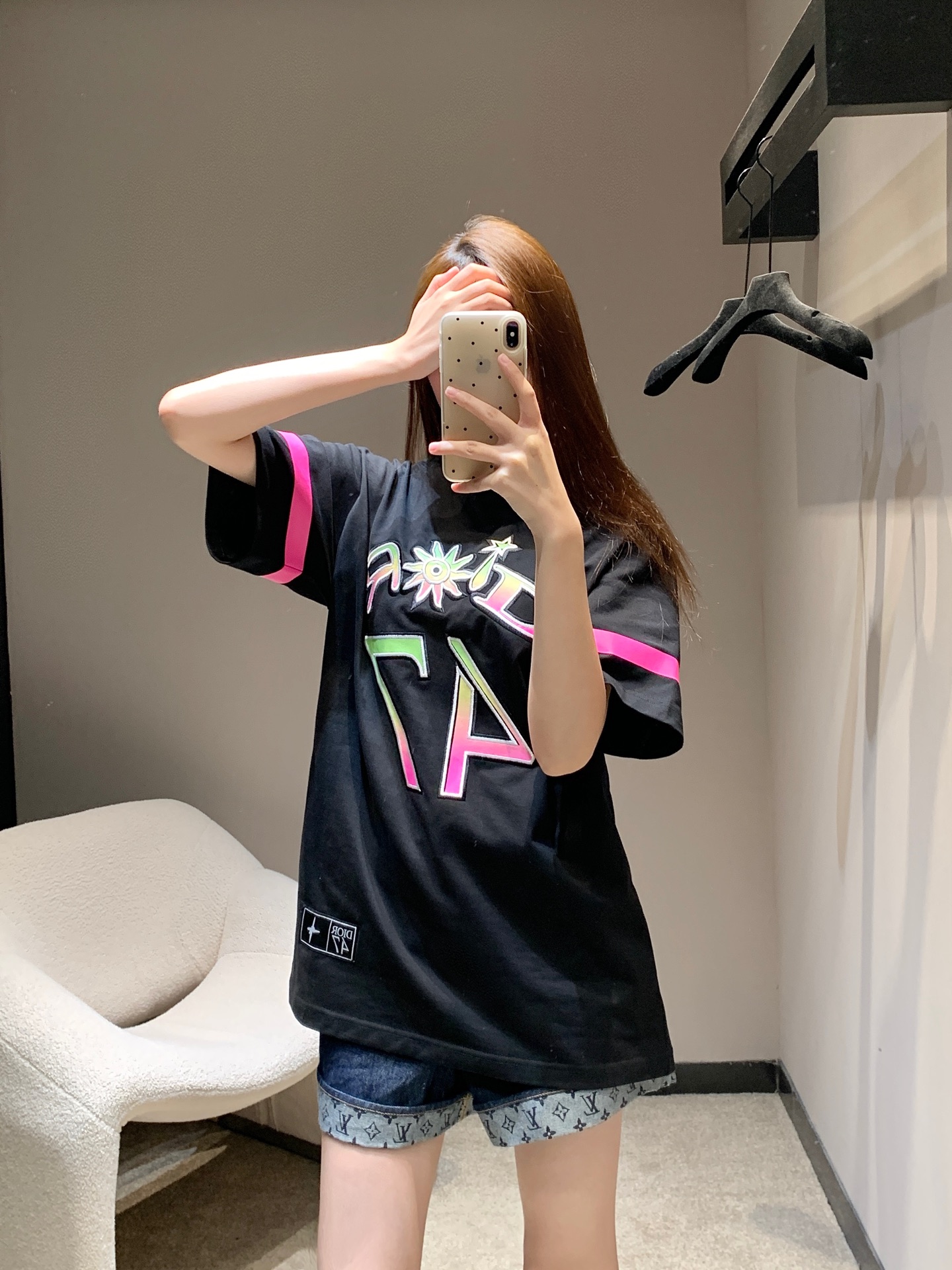 NO:441193,Dio* 25Ss spring and summer new Hamilton co-branded embroidered round neck short-sleeved T-shirt丨Exclusive yb development!  High-end production!  The front is decorated with brand logo and English pattern No. 47 embroidered plain pattern, fluorescent print on the cuffs, patch seals on the hem, a versatile sporty short-sleeved sleeves, loose style, same style for men and women. S/M/L, dior, T-shirt,tees, t-shirt,alexander wang19860909Dio* 25Ss春夏新款 Hamilton联名绣花圆领短袖T恤丨独家yb开发！高版出品！正面饰以品牌标识徽标和英文图案47号刺绣平纹,袖口荧光印花,下摆饰有贴布标章,百搭的一款运动风的短袖,宽松版型 男女同款.现货发售S/M/L,,dior,T-shirt,tees，t-shirt,alexander wang,Women's clothing