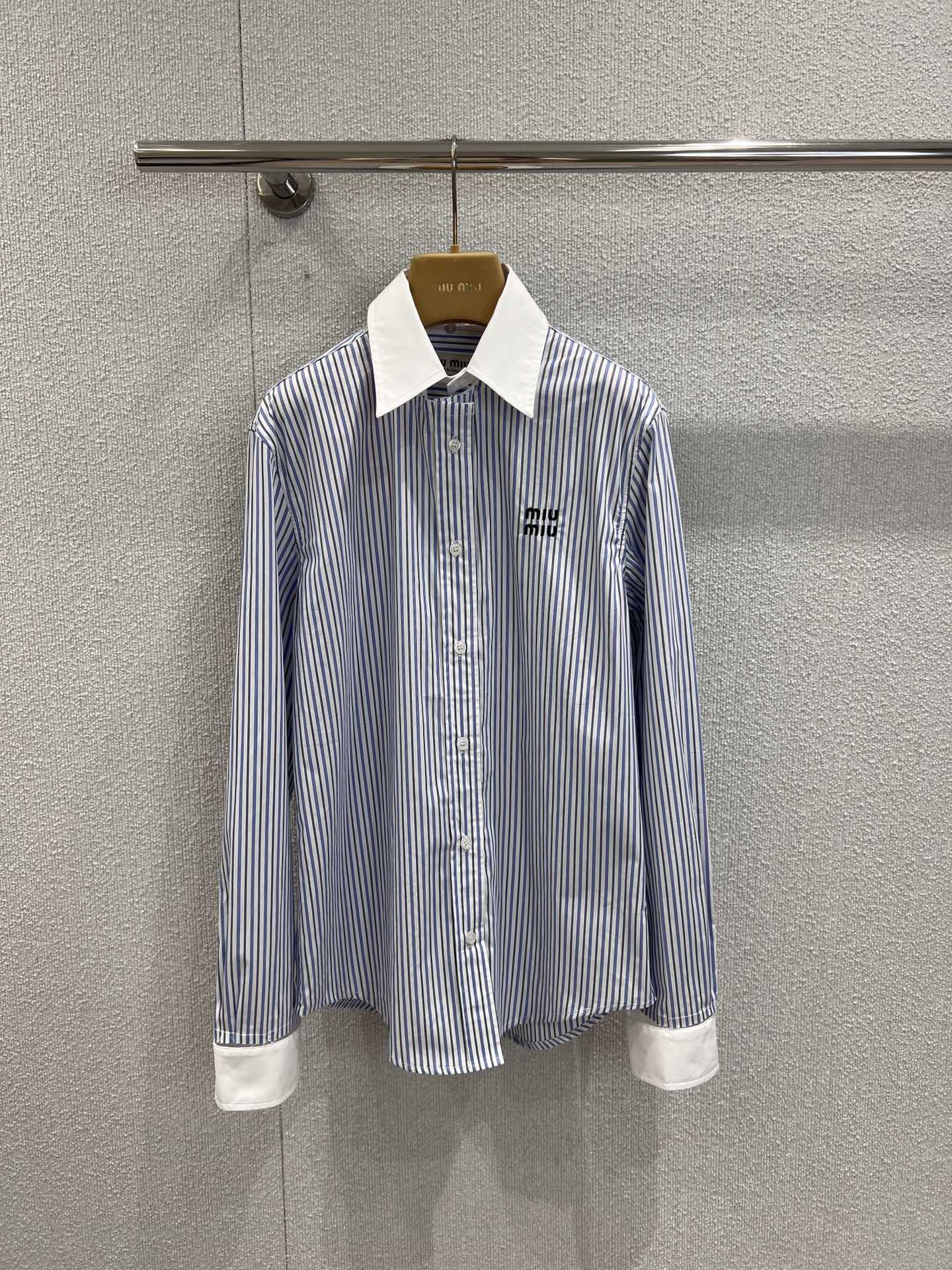 NO:457272,Support replacement MiuMi* 25FW early autumn new style striped poplin texture long-sleeved shirt丨Exclusive yb development!  High-end production!  Striped shirts are really an essential item in the wardrobe!  Excellent texture, clean and refreshing, versatile items that can be salty or sweet on the upper body, customized fabrics, no pick on the figure at all, lazy and casual feeling is really easy to wear!  Fashionable guys, please enter the BI, you must arrange this for the wardrobe!  S/M/L real photos, miumiu,shirts,alexander wang19860909支持换款 MiuMi* 25FW早秋新款 条纹府绸质感长袖衬衫丨独家yb开发！高版出品！条纹衬衣真的是衣柜必不可少的单品！质感绝佳 干净清爽 上身可盐可甜的百搭单品 定制面料 完全不挑身材 慵懒又随意的感觉真的太好穿了！时髦精们BI入好吧必须给衣柜安排上这一件！现货发售S/M/L实拍细节图,,miumiu,shirts,alexander wang,Women's clothing