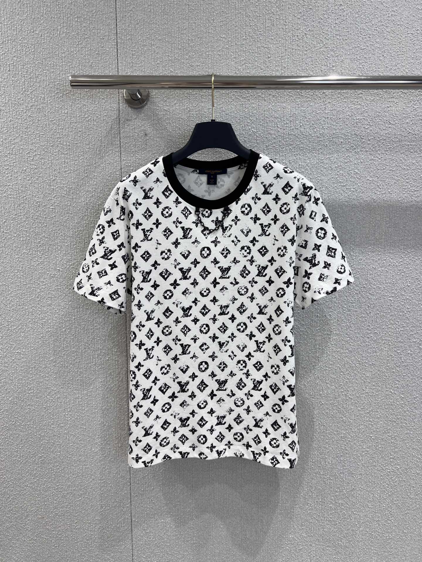 NO:444340,Support replacement Louis Vuitto* 25Ss spring and summer new style, old-fashioned printed chain round neck short-sleeved T-shirt | Exclusive yb development!  High-end production!  Regular short-sleeved T-shirt cut highlights the brand style. Made of gram-weight pure cotton. Slightly elastic. It presents a slim visual effect. The neckline is plain and covered with four-leaf clover elements. The letter logo is covered with old-fashioned flower-breaking effect increases the retro feel. The letter chain highlights highlight high-end style. The inner wear is brilliant and fashionable. S/M/L real-life details pictures are available in stock. Louis vuitton, T-shirt,tees, t-shirt,alexander wang19860909支持换款 Louis Vuitto* 25Ss春夏新款 老花印花链条圆领短袖T恤丨独家yb开发！高版出品！常规短袖T恤裁剪 凸显品牌格调 采用克重纯棉制成 略带有弹力 呈现显瘦视觉效果 领口素色包边 满铺四叶草元素字母徽标 做旧磨花效果增加复古感 字母链条 亮点突出 彰显高级格调 单穿内搭都出彩时髦 现货发售S/M/L实拍细节图,,louis vuitton,T-shirt,tees，t-shirt,alexander wang,Women's clothing