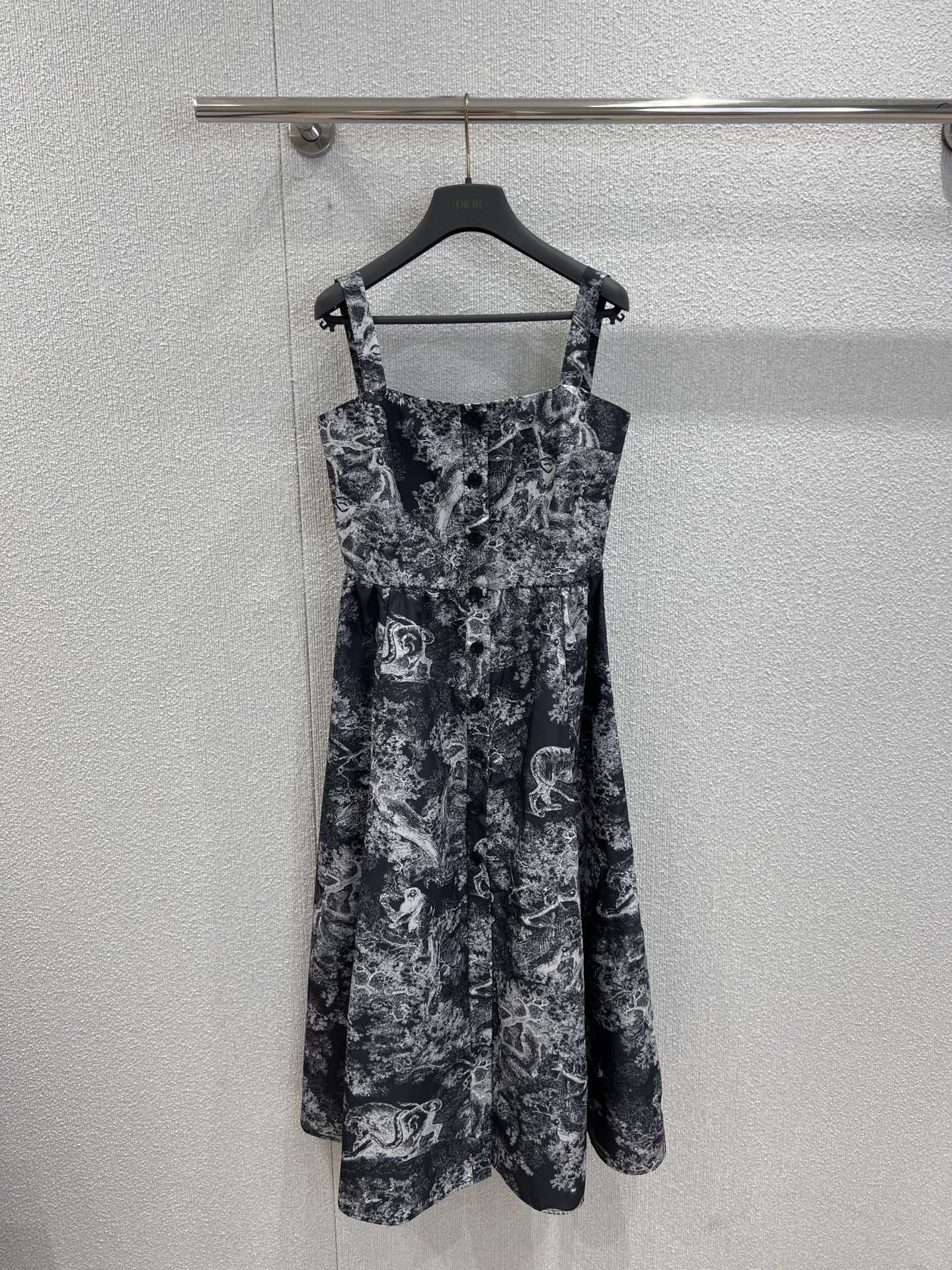 NO:451712,Support replacement Dio* 25Ss spring and summer new style Yiru printed suspender dress丨Exclusive high-end production!  Imported twill material, textured, smooth and stylish, full-print jungle animal pattern elements, highlight the brand tone, decorated with open-clad buttons to facilitate putting on and off, combined with pleated skirt treatment, add layered styling, high waistline divides up and down proportions, modify lines, umbrella-shaped exterior expansion design, the upper body is more elegant and fashionable, surface auxiliary material development, suspender flat-mouth dress tailoring, daily commuting and date outfits are brilliant and fashionable, S/M/L real-life details pictures, dior, skirts, alexander wang19860909支持换款 Dio* 25Ss春夏新款 伊茹印花吊带连衣裙丨独家高版出品！进口斜纹绸材质 质感光泽 垂顺有型 通体满印丛林动物图案元素 彰显品牌调性 饰以开襟纽扣调节方便穿脱 配合压褶裙摆处理 增添造型层次感 高腰线划分上下比例 修饰线条 伞状外扩设计 上身更为气质时髦 面辅料开发 吊带平口连衣裙剪裁 日常通勤约会穿搭出彩时髦 现货发售S/M/L实拍细节图,,dior,skirts,alexander wang,Women's clothing