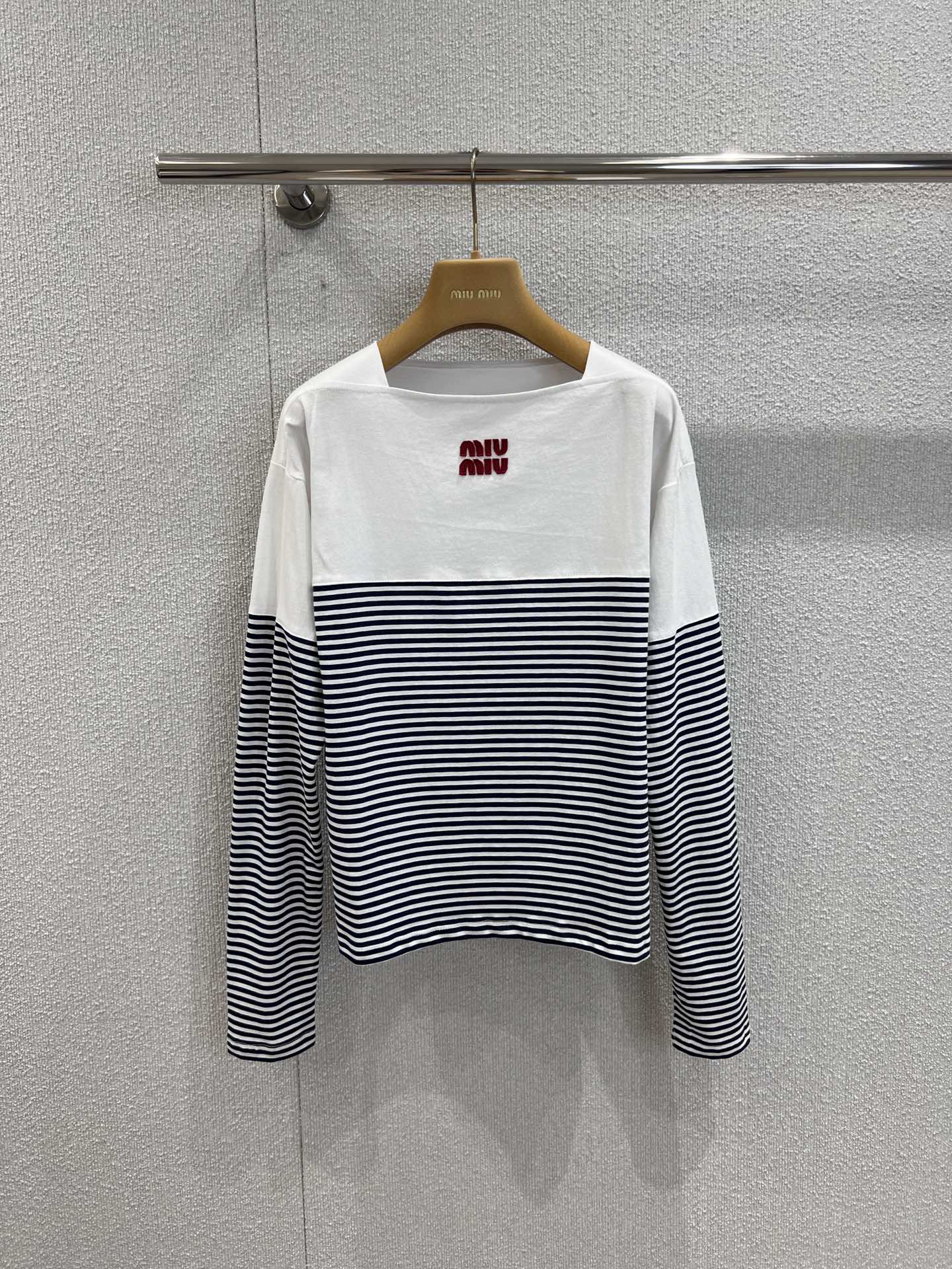 NO:451718,Support replacement MiuMi* 25FW early autumn new style college style color-blocking striped T-shirt | Exclusive yb development!  High-end production!  Slim striped tee outfit. The striped design is really classic and obsolete. The contrasting color elements are cleverly breaking the monotony. The fabric is soft and soft, and it is super comfortable to wear with close body. It is breathable and sweat-absorbing in summer. Pair it casually with shorts or skirts. The casual style is immediately available for sale. S/M/L real-life details pictures, miumiu, skirts, shorts, tees, t-shirt, alexander wang19860909支持换款 MiuMi* 25FW早秋新款 学院风拼色条纹T恤衫丨独家yb开发！高版出品！显瘦条纹tee穿搭 条纹设计真的是经典永bu过时,撞色元素又巧妙打破单调,面料亲肤软糯,贴身穿超舒服,夏天穿透气又吸汗 .随意搭配短裤或者半身裙,休闲随性风立马拿捏现货发售S/M/L实拍细节图,,miumiu,skirts,shorts,tees，t-shirt,alexander wang,Women's clothing
