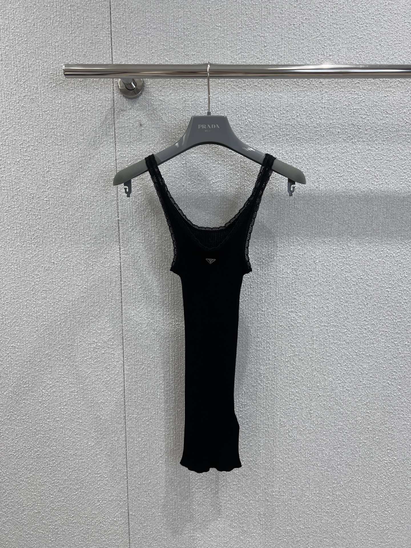 NO:441998,Support replacement Prad* 25Ss spring and summer new model ribbed cotton lace vest丨Exclusive yb development!  High-end production!  Customized cotton yarn Rib knitted enriches the texture of this light top made of stretch cotton and decorated with lace. Features of exquisite style thin shoulder straps. ZP open mold custom enamel metal triangle logo. The exquisite lace design adds a bit of softness and romance to the simple vest. The details show the ingenious slim fit style, outline the body curve without any sense of restraint, comfort and fashion, and the iconic triangle logo embellishes the chest, low-key highlights the brand style. S/M/L real-life details pictures, prada, alexander wang19860909支持换款 Prad* 25Ss春夏新款 罗纹棉质花边小背心丨独家yb开发！高版出品！定制棉质纱线 罗纹针织丰富了这款由弹力棉制成并饰有蕾丝的轻盈上衣的质感 精致的款式细肩带为特点 ZP 开模定制珐琅金属三角标识 精致的花边设计,为简约的背心增添了几分柔美与浪漫,细节之处尽显巧思修身版型,勾勒身材曲线,又不会有束缚感舒适与时尚兼具标志性三角标点缀胸前,低调彰显品牌格调 现货发售S/M/L实拍细节图,,prada,alexander wang,Women's clothing