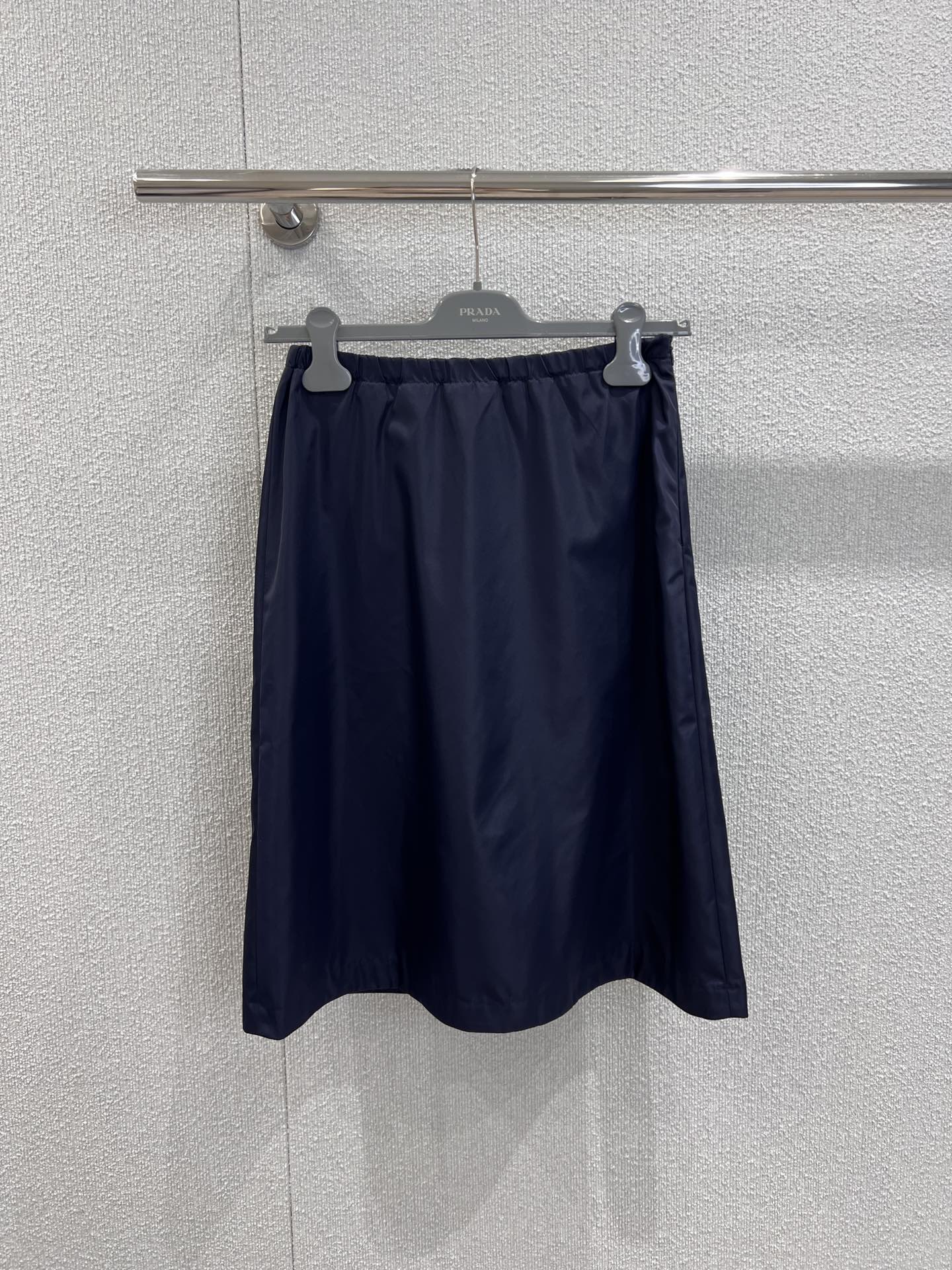 NO:447466,Support replacement Prad* 25Ss spring and summer new style, high-waist elastic skirt for workwear | Exclusive yb development!  High-end production!  Environmentally friendly recycled nylon material, high-quality texture, drooping luster, high-waist umbrella-shaped mid-length skirt style, adjustable with elastic elastic bands of waist and abdomen, highlight the advantages of slimming waist and hips, micro A skirts modify waist and hips, match pocket edge decoration and triangle logo, rich design levels, more emphasis on brand positioning, increase the trendy look of workwear, Medium length, inclusive legs, slim and versatile, fashionable and fashionable, S/M/L real-life details pictures,,prada, skirts,alexander wang19860909支持换款 Prad* 25Ss春夏新款 工装高腰弹力半身裙丨独家yb开发！高版出品！环保再生尼龙材质 质感上乘 垂感光泽 高腰伞状中长半裙版型 利用腰腹弹力松紧带调节 突出纤腰优势 微A裙摆修饰腰胯 配合口袋边缘装饰和三角徽标 丰富设计层次 更强调品牌定位 增加工装潮流造型感 居中长度 包容腿型 显瘦百搭 时髦且洋气 现货发售S/M/L实拍细节图,,prada,skirts,alexander wang,Women's clothing