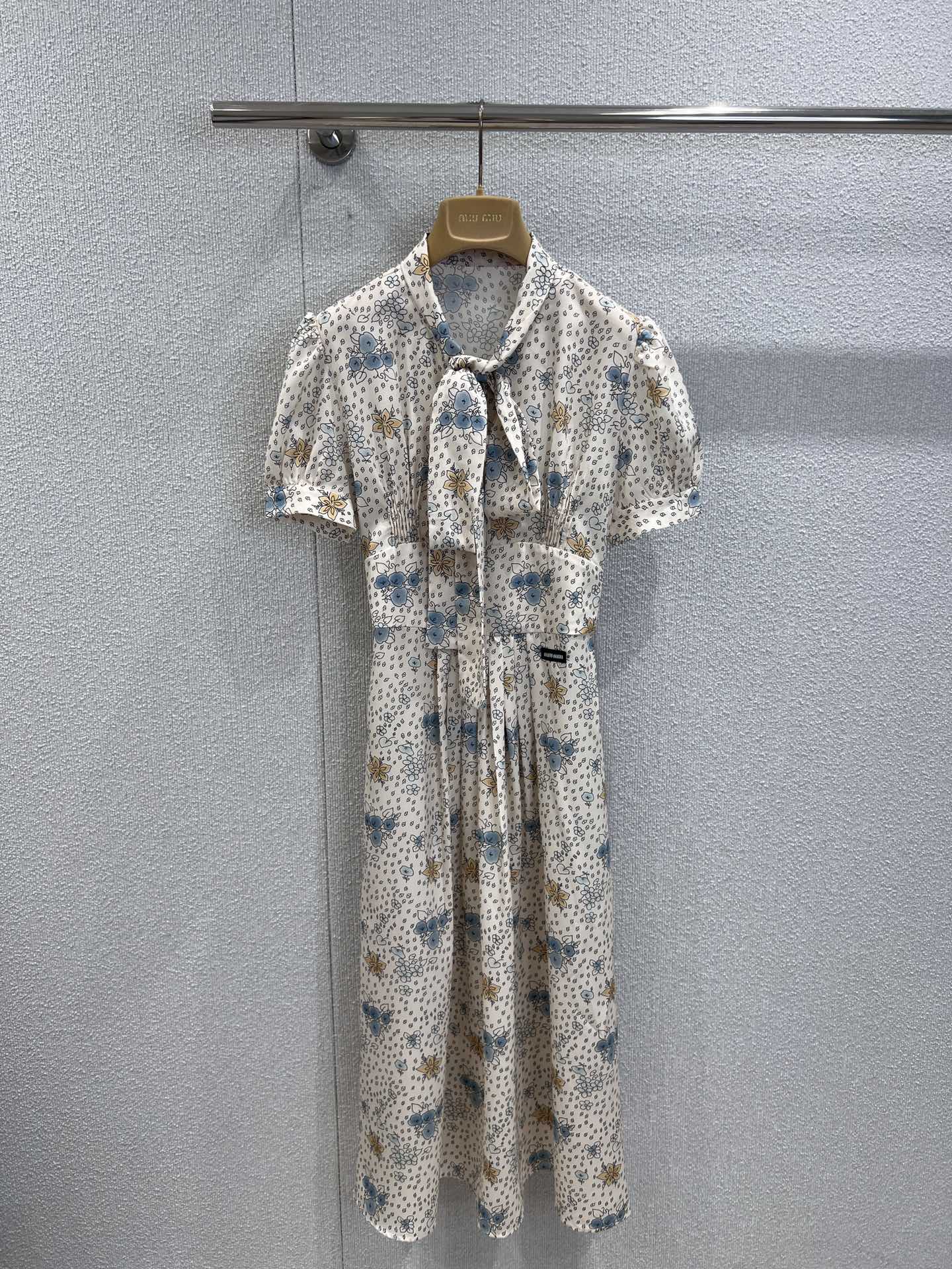 NO:442005,Support replacement MiuMi* 25FW early autumn new style floral print V-neck lace-up bow waist long short-sleeved dress 丨Exclusive high-end product!  The overall super temperament contrasting color V-neck design reduces age. The upper body looks slim and tall, huge and elegant. Romantic and versatile and fashionable. The color matching is full of retro feel. The whole piece looks fashionable and fashionable. The workmanship quality depends on the details. S/M/L real photos are on sale in stock. Miumiu, skirts, T-shirt, alexander wang19860909支持换款 MiuMi* 25FW早秋新款 花卉印花V领系带蝴蝶结收腰长款短袖连衣裙丨独家高版出品！整体超级有气质撞色V领设计减龄 上身显瘦显高巨显气质 浪漫百搭又时髦 配色复古感十足 显得整件洋气又时髦 做工品质看细节 现货发售S/M/L实拍细节图,,miumiu,skirts,T-shirt,alexander wang,Women's clothing