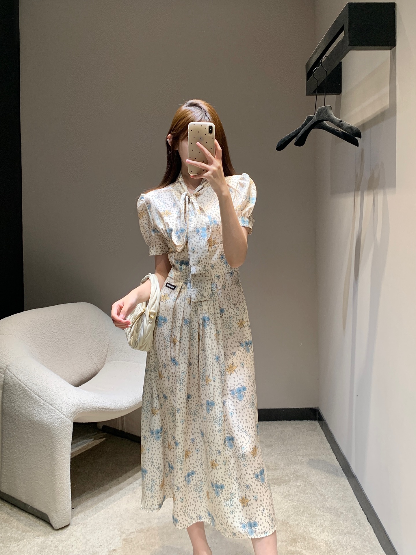 NO:442013,MiuMi* 25FW early autumn new style floral print V-neck lace-up bow waist long short-sleeved dress 丨Exclusive high-end product!  The overall super temperament contrasting color V-neck design reduces age. The upper body looks slim and tall, huge and elegant. Romantic and versatile and fashionable. The color matching is full of retro feel. The whole piece looks fashionable and fashionable. The workmanship quality depends on the details. S/M/L is on sale in stock, miumiu, skirts, T-shirt, alexander wang19860909MiuMi* 25FW早秋新款 花卉印花V领系带蝴蝶结收腰长款短袖连衣裙丨独家高版出品！整体超级有气质撞色V领设计减龄 上身显瘦显高巨显气质 浪漫百搭又时髦 配色复古感十足 显得整件洋气又时髦 做工品质看细节 现货发售S/M/L,,miumiu,skirts,T-shirt,alexander wang,Women's clothing