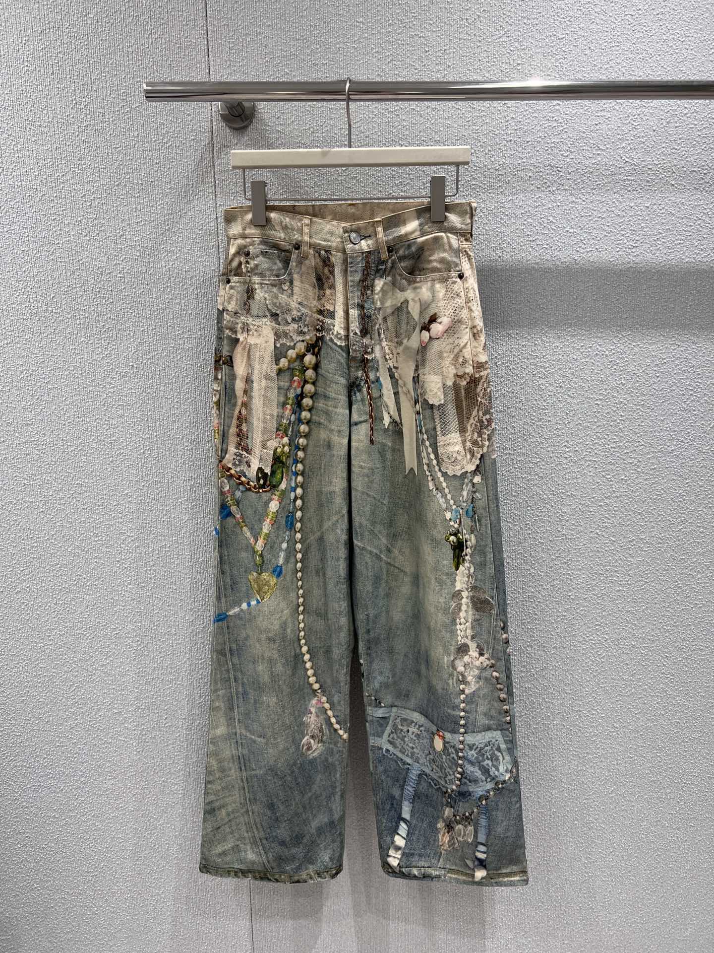 NO:442022,Support replacement (10 get ten and ten make up) The highest on the market Acne Studio*s 25FW early autumn new lace glass bead 3D three-dimensional printing 1981 denim wide-leg pants | Exclusive yb development!  High-end production!  How to describe this pair of hot jeans?  It's too amazing to be able to refuse the upper body at all. The design feels really strong, and the most important thing is the style, which really modifies the leg shape and proportion. This new model can be perfectly controlled by both men and women!  Detailed pictures of XS/S/M/L on spot sale, acne studios, jeans, alexander wang19860909支持换款（十拿十补）市面最高 Acne Studi*s 25FW早秋新款 蕾丝玻璃珠3D立体印花1981牛仔阔腿裤丨独家yb开发！高版出品！该怎么形容这条大火的牛仔裤呢？根本无法拒绝上身也太绝了,设计感真的非常的足,而且最重要的就是版型,真的很修饰腿型和比例,这个新款的话男女生都可以完美驾驭！现货发售XS/S/M/L实拍细节图,,acne studios,jeans,alexander wang,Women's clothing