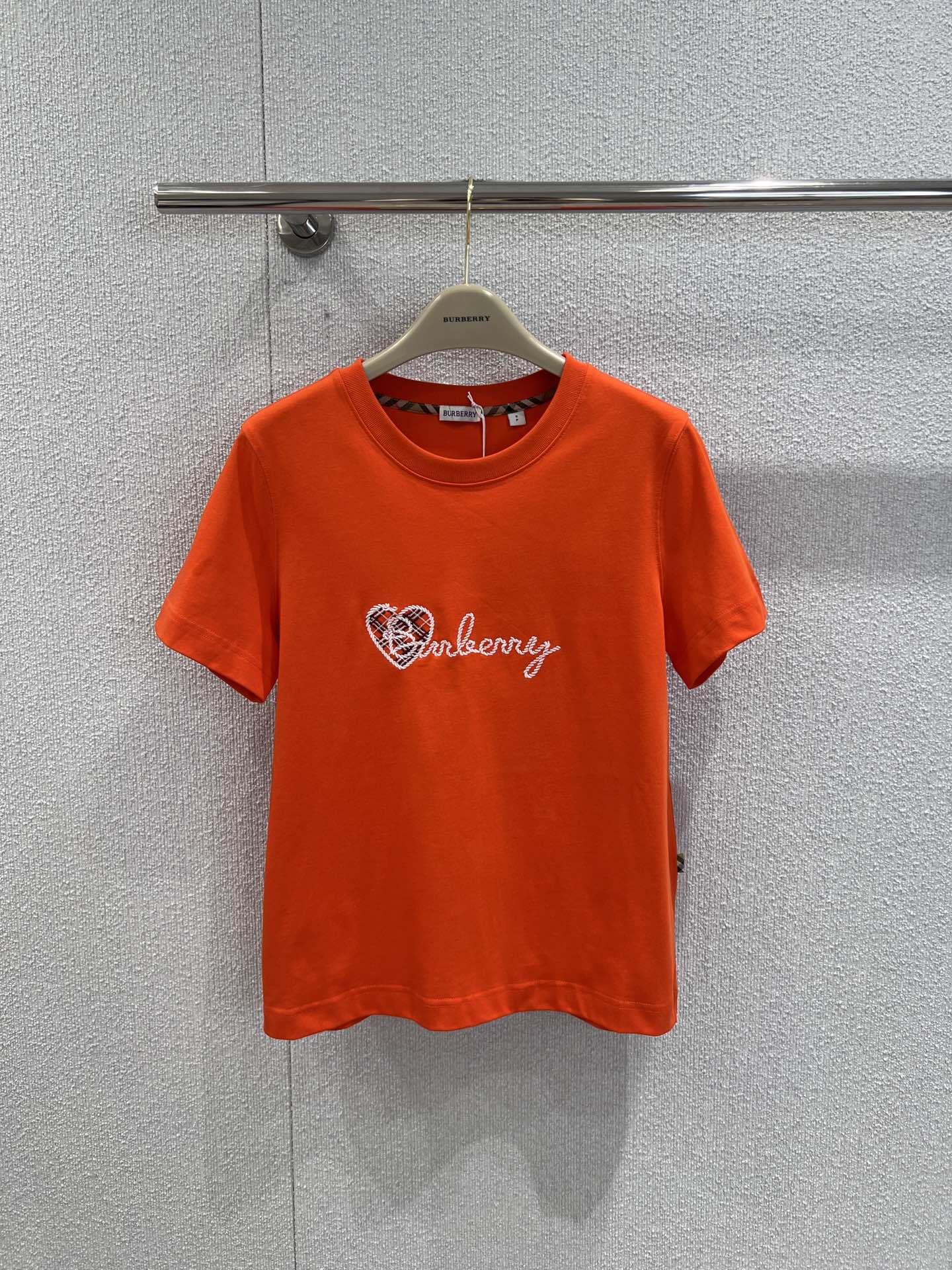 NO:441956,Support replacement Bur*erry 25Ss spring and summer new style, checked love letter embroidered round neck short-sleeved T-shirt | Exclusive yb development!  High-end production!  !  It's really hard not to love it. It's so beautiful with high-waisted wide-leg pants or short skirts!  It can be sweet or salty~ Customized fabric, super comfortable texture!  Such a T-shirt is something that everyone has!  S/M/L real photos, burberry, skirts, T-shirt, tees, t-shirt, alexander wang19860909支持换款 Bur*erry 25Ss春夏新款 格纹爱心字母刺绣圆领短袖T恤丨独家yb开发！高版出品！！真的很难不爱呀 搭配高腰阔腿裤或短裙 简直美炸了！可甜可盐～定制面料 质感超级舒适！这样的T恤就是人手一件的存在！现货发售S/M/L实拍细节图,,burberry,skirts,T-shirt,tees，t-shirt,alexander wang,Women's clothing