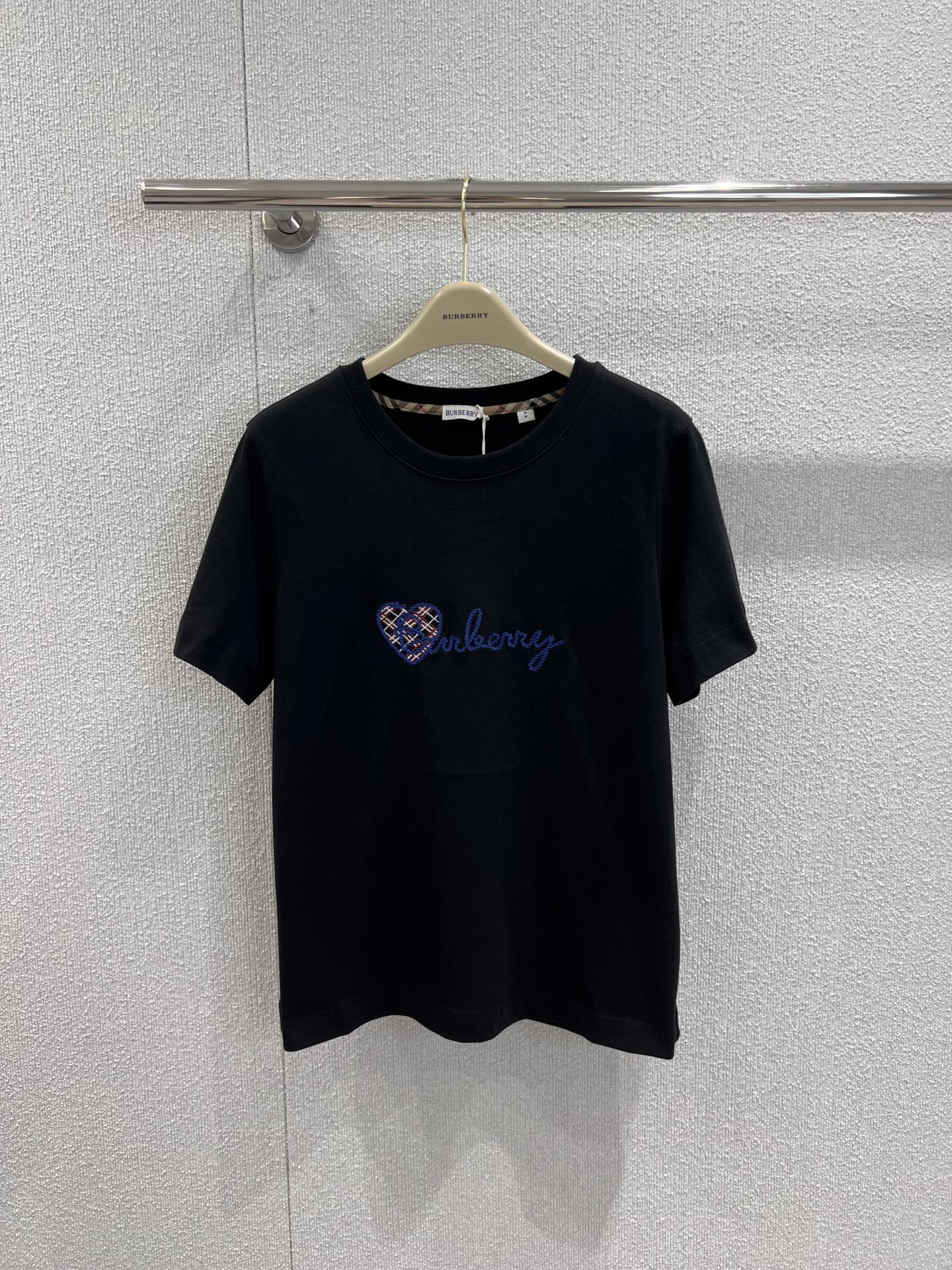 NO:441968,Support replacement Bur*erry 25Ss spring and summer new style, checked love letter embroidered round neck short-sleeved T-shirt | Exclusive yb development!  High-end production!  !  It's really hard not to love it. It's so beautiful with high-waisted wide-leg pants or short skirts!  It can be sweet or salty~ Customized fabric, super comfortable texture!  Such a T-shirt is something that everyone has!  S/M/L real photos, burberry, skirts, T-shirt, tees, t-shirt, alexander wang19860909支持换款 Bur*erry 25Ss春夏新款 格纹爱心字母刺绣圆领短袖T恤丨独家yb开发！高版出品！！真的很难不爱呀 搭配高腰阔腿裤或短裙 简直美炸了！可甜可盐～定制面料 质感超级舒适！这样的T恤就是人手一件的存在！现货发售S/M/L实拍细节图,,burberry,skirts,T-shirt,tees，t-shirt,alexander wang,Women's clothing