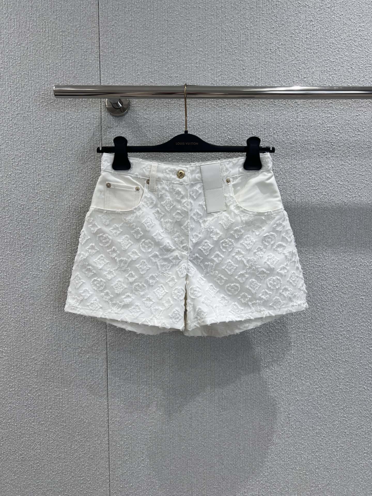 NO:451733,Supports replacement of Louis Vuitto* 25Ss spring and summer new style, classic jacquard cotton embellished Monogram pattern denim shorts | Exclusive yb development!  High-end production!  Presbyterian jacquard denim fabric, good breathability, soft and skin-friendly, high-waist zipper symmetrical pocket, three-dimensional jacquard texture highlights style, full of light luxury, fashionable and high-end upper body, slimming and long legs, versatile tools are not picked and worn by people, can be used in any body shape, real-life details pictures on sale on stock, louis vuitton, shorts, alexander wang19860909支持换款Louis Vuitto* 25Ss春夏新款 经典提花棉质缀Monogram图案牛仔短裤丨独家yb开发！高版出品！老花提花牛仔面料 透气性佳 柔软亲肤 高腰拉链对称口袋 立体提花肌理彰显格调 轻奢感十足 上身时髦又高级 显瘦显腿长 百搭利器不挑人穿 任何身形都可驾驭 现货发售34/36/38实拍细节图,,louis vuitton,shorts,alexander wang,Women's clothing