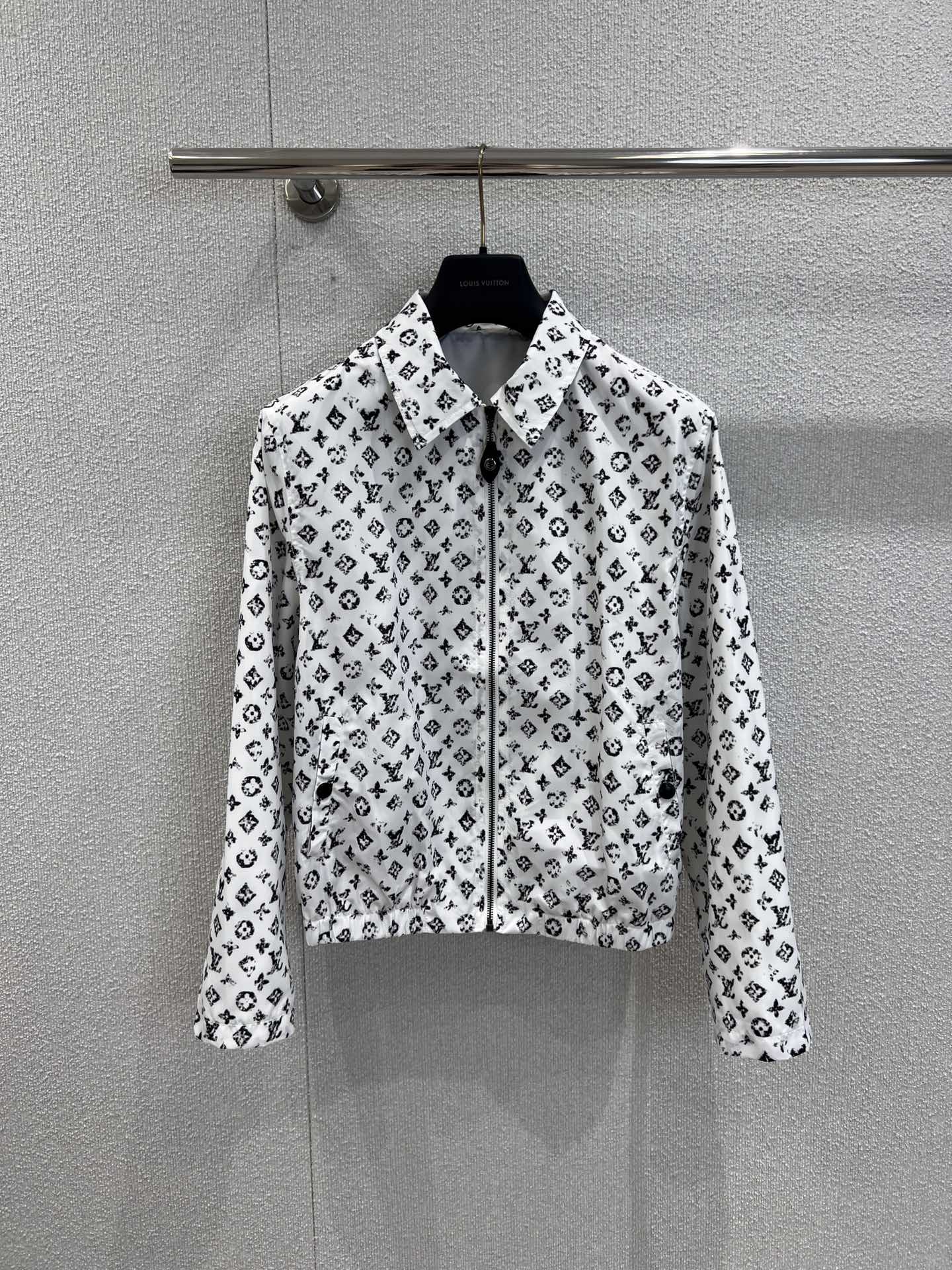 NO:445336,Support replacement Louis Vuitt*n 25Fw early autumn new style logo printed zipper jacket | Exclusive high-end production!  The hem is tight and waist is very design-like. Full-frame logo design. The loose style is cut and the upper body covers the flesh to make you look slim. It is versatile and not picky. Fashionable and exquisite. Real-life details of S/M/L are available in stock. Louis vuitton, jackets & coats, jackets & coats, alexander wang19860909支持换款 Louis Vuitt*n 25Fw早秋新款 logo印花拉链夹克外套丨独家高版出品！下摆松紧收腰 很有设计感 全幅logo设计 宽松的版型剪裁上身遮肉显瘦 百搭不挑人 时髦精必入 现货发售S/M/L实拍细节图,,louis vuitton,jackets & coats,jackets & coats,alexander wang,Women's clothing