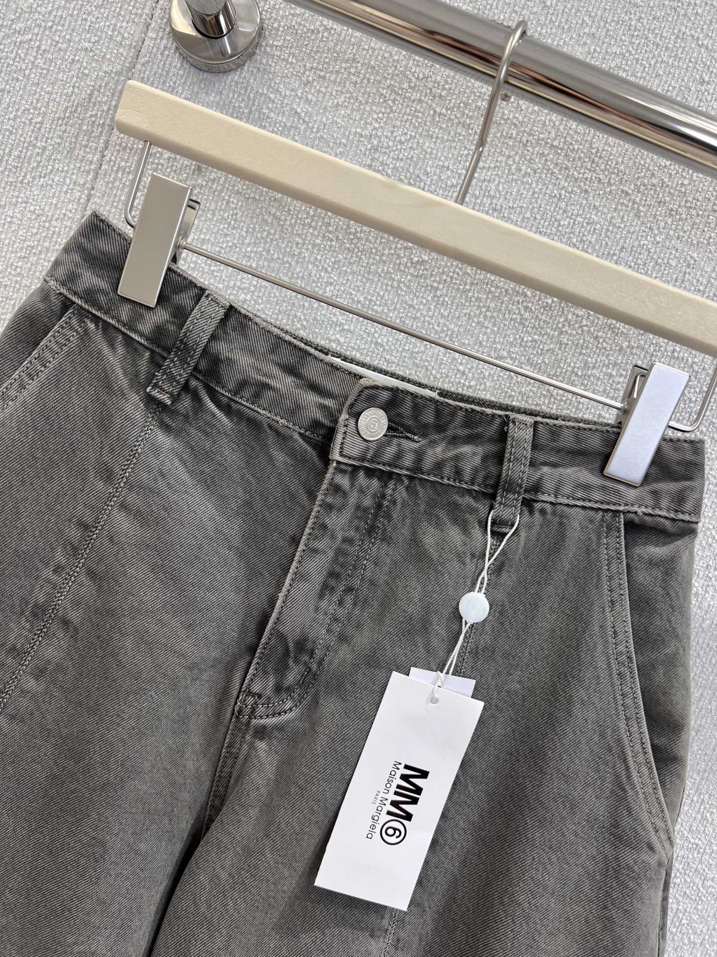 “Versatile Female Suit P483 with Wrapper & Unique MM6 Magira Janegong Army Green Shorts” - 图片 3
