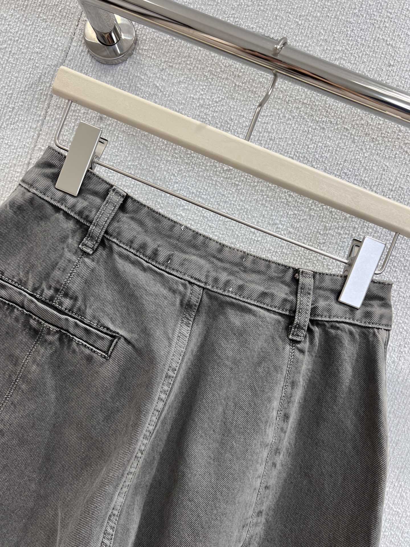 “Versatile Female Suit P483 with Wrapper & Unique MM6 Magira Janegong Army Green Shorts” - 图片 4