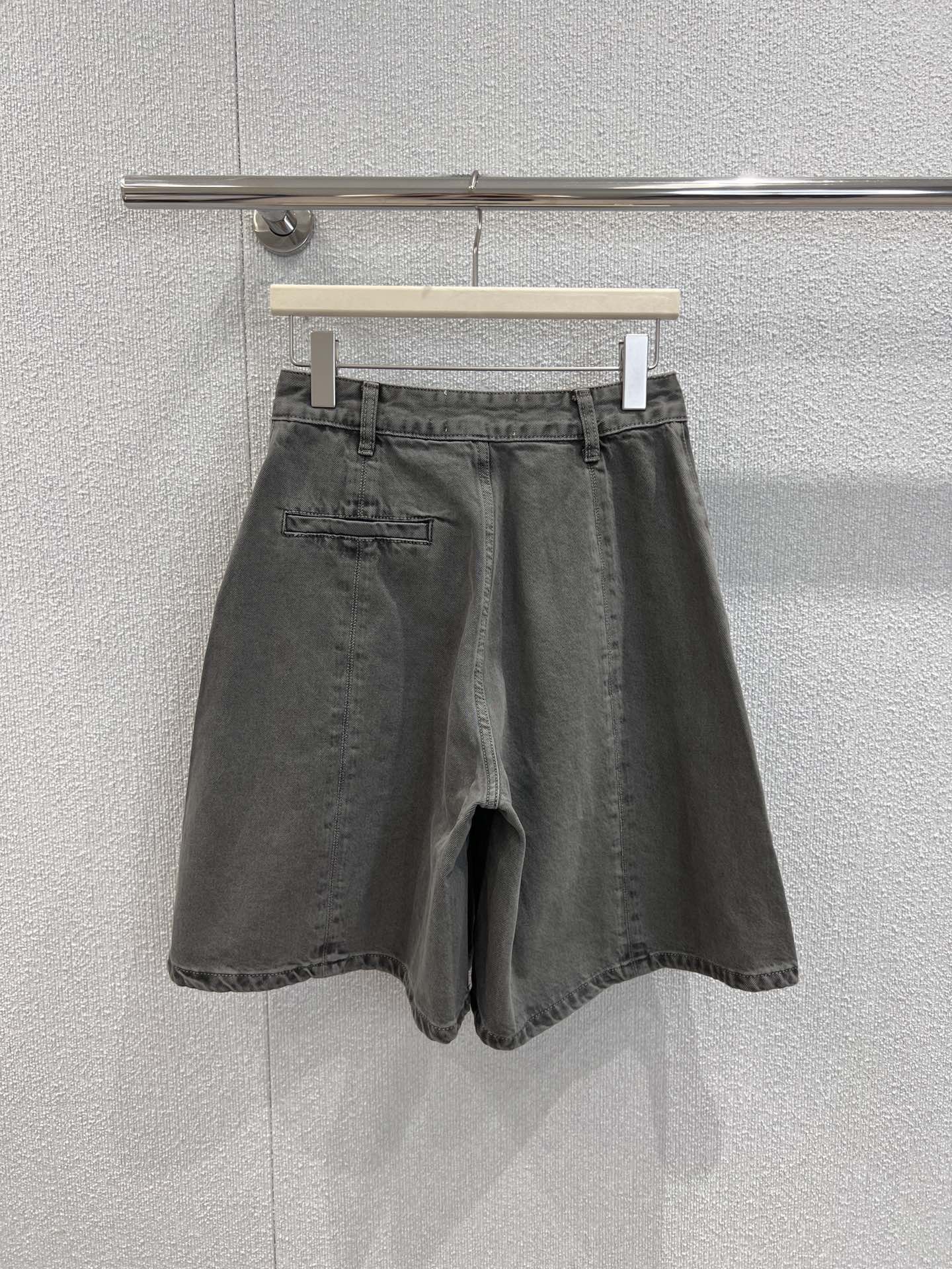 “Versatile Female Suit P483 with Wrapper & Unique MM6 Magira Janegong Army Green Shorts” - 图片 2