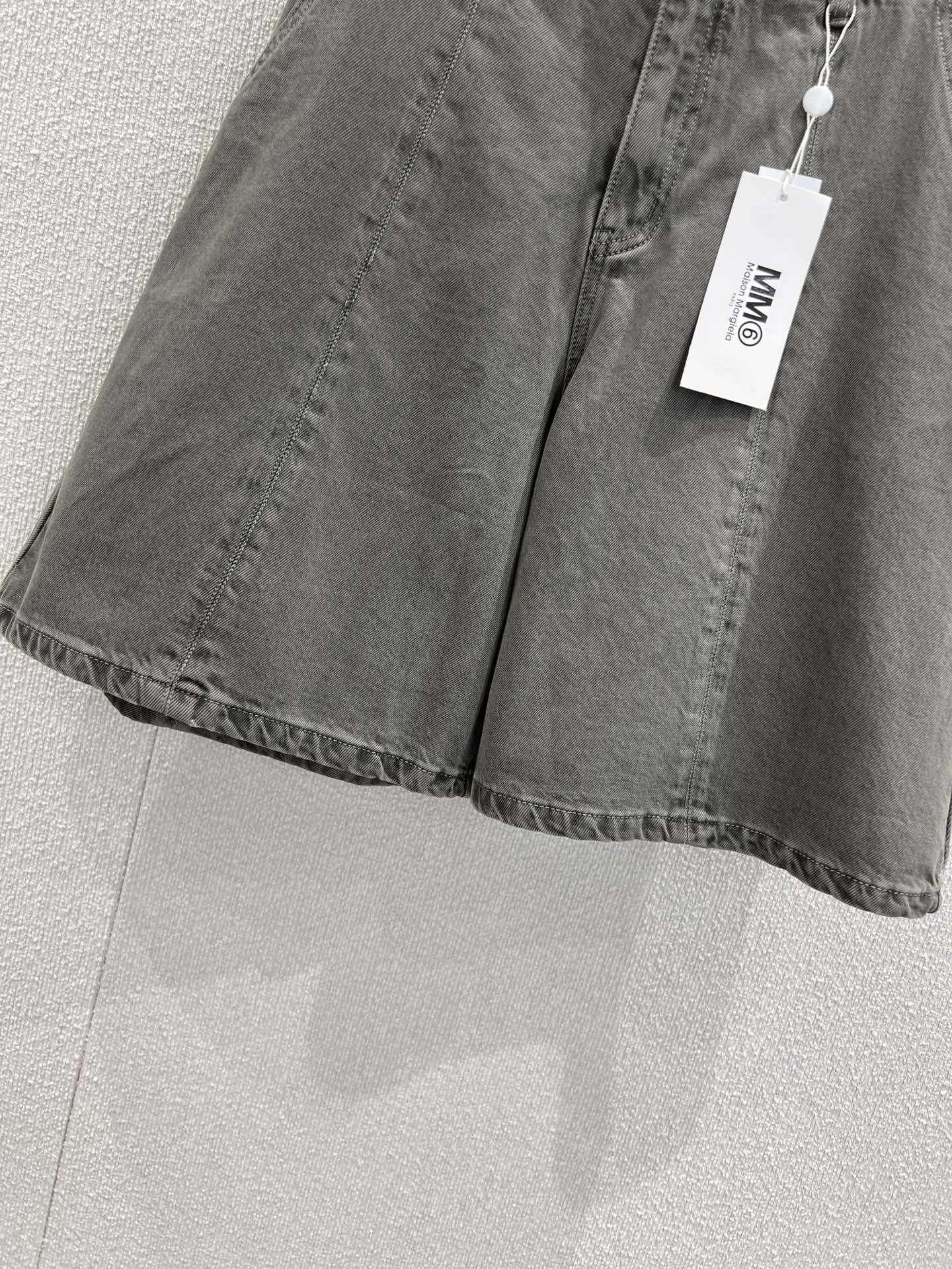 “Versatile Female Suit P483 with Wrapper & Unique MM6 Magira Janegong Army Green Shorts” - 图片 7