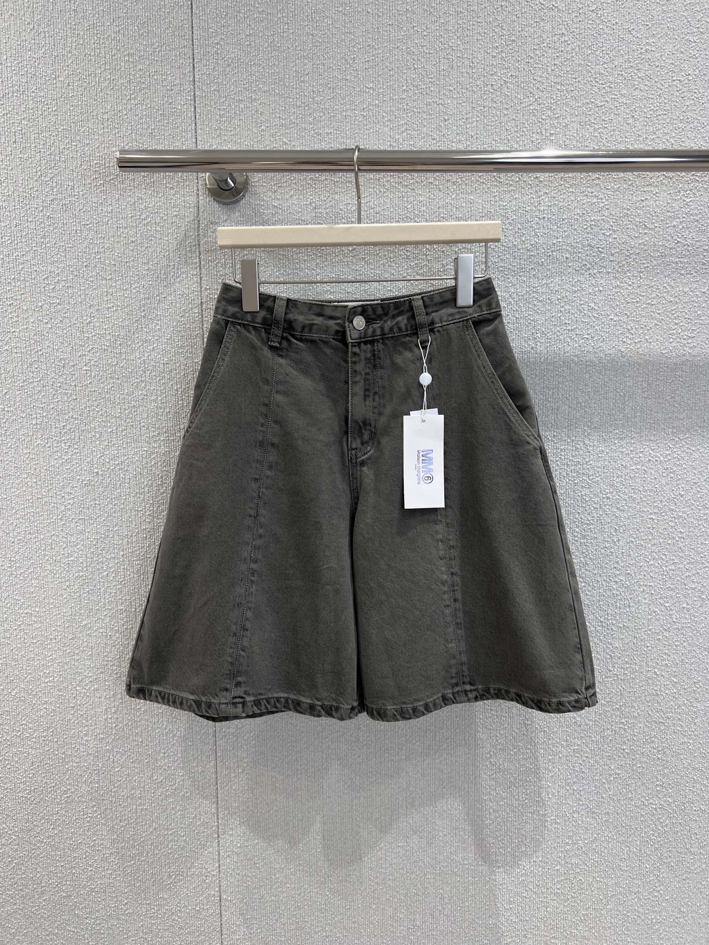 “Versatile Female Suit P483 with Wrapper & Unique MM6 Magira Janegong Army Green Shorts” - 图片 1