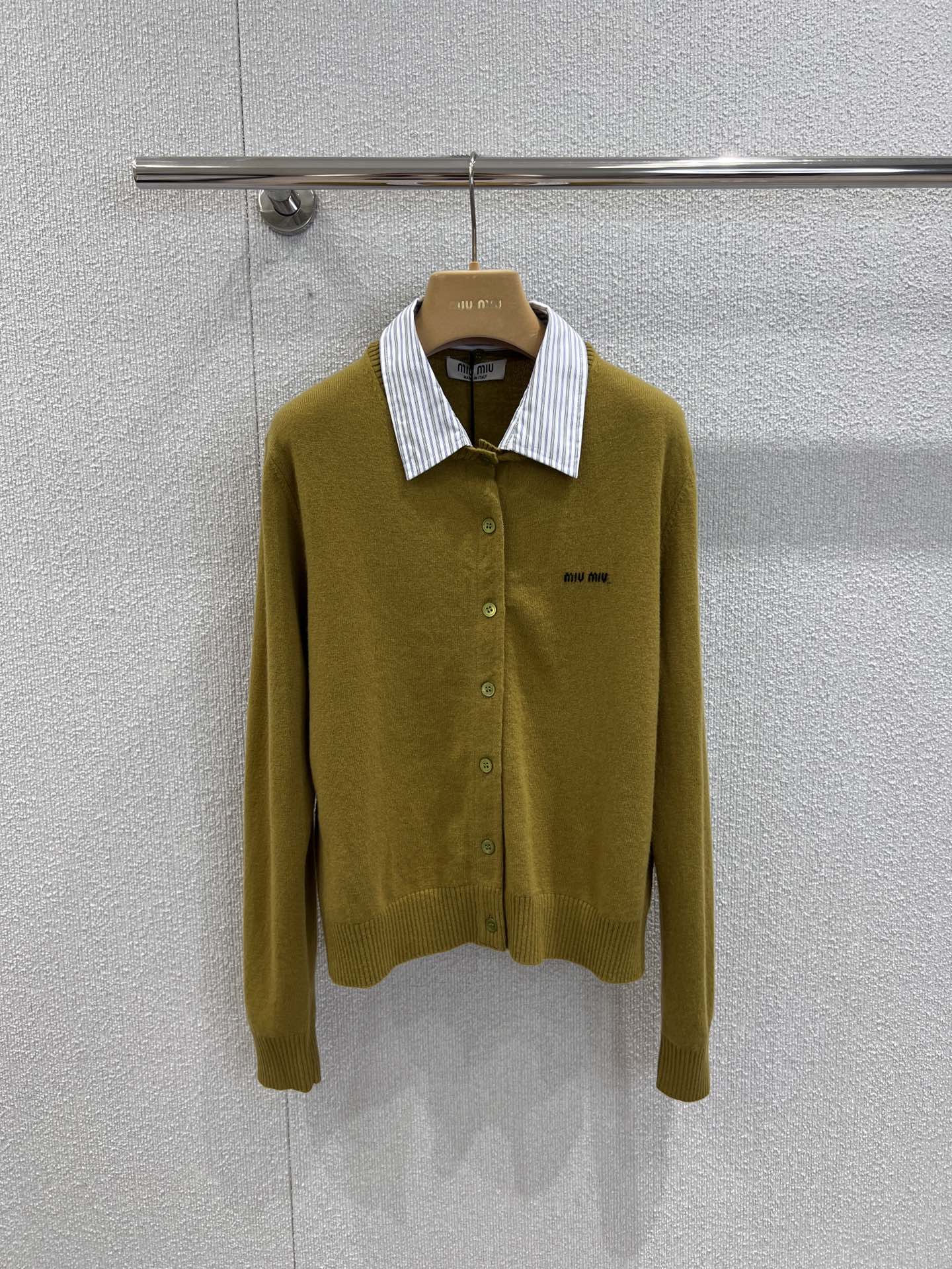 NO:442040,Supports replacement of Miumi* 25Fw early autumn new style, letter jacquard shirt collar knitted cardigan丨Exclusive high-end production!  The fixed-dye cashmere wool material has a hazy fairy style, so you can easily wear it in French exquisite romance~ The olive green upper body brightens the skin tone, whitens and slimming style yyds!  Paired with a skirt, full of vitality and vitality. S/M/L real photos are available in stock, miumiu, skirts, shirts, alexander wang19860909支持换款Miumi* 25Fw早秋新款 字母提花衬衫领针织开衫丨独家高版出品！定染羊绒羊毛材质 自带朦胧的仙意,轻松就能穿出法式的精致浪漫～橄榄绿上身提亮肤色,显白显瘦版型yyds！搭配半裙充满活力与生机.现货发售S/M/L实拍细节图,,miumiu,skirts,shirts,alexander wang,Women's clothing