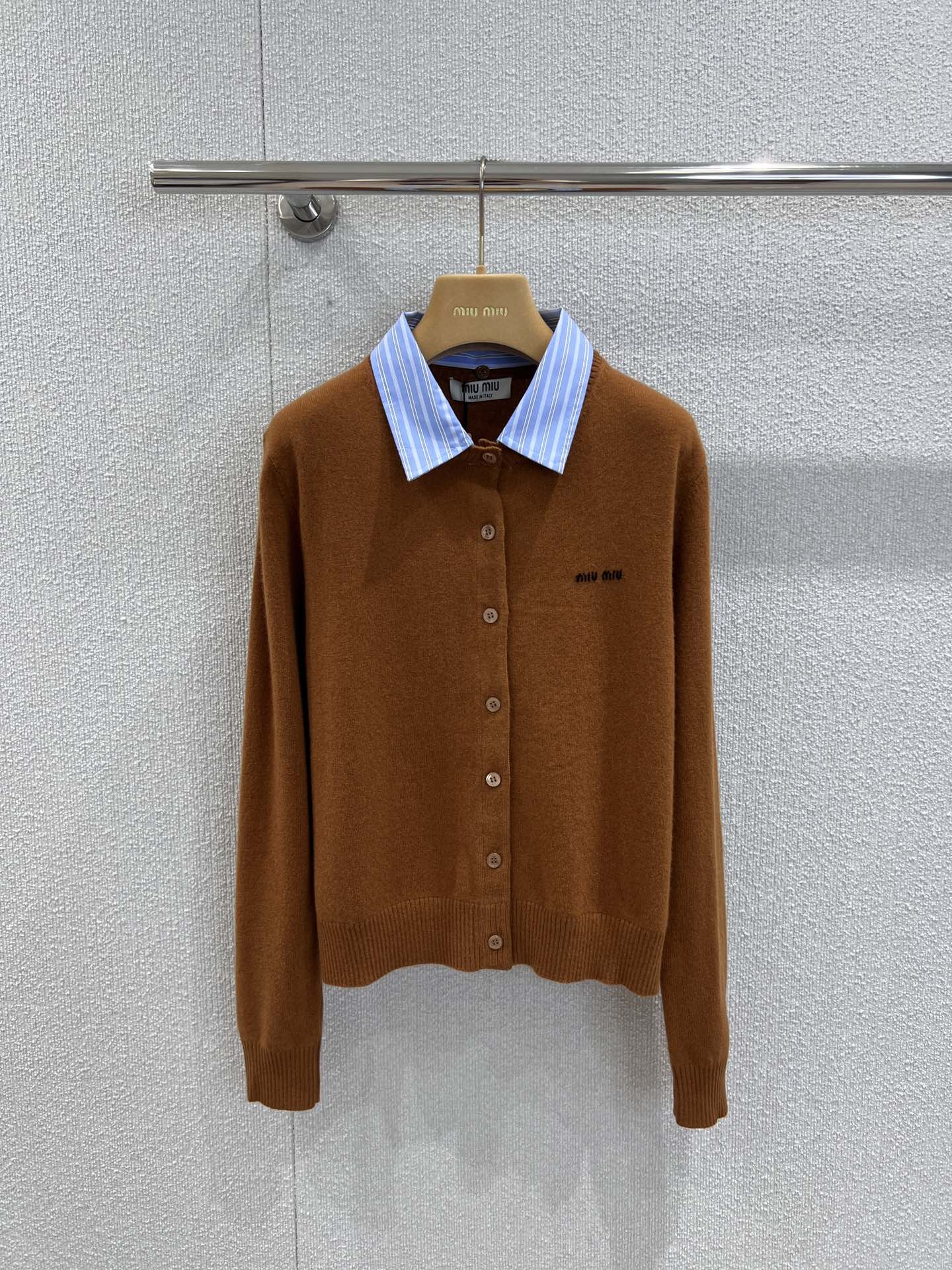 NO:442023,Supports replacement of Miumi* 25Fw early autumn new style, letter jacquard shirt collar knitted cardigan丨Exclusive high-end production!  The fixed-dye cashmere wool material has a hazy fairy style, so you can easily wear it in French exquisite romance~ The olive green upper body brightens the skin tone, whitens and slimming style yyds!  Paired with a skirt, full of vitality and vitality. S/M/L real photos are available in stock, miumiu, skirts, shirts, alexander wang19860909支持换款Miumi* 25Fw早秋新款 字母提花衬衫领针织开衫丨独家高版出品！定染羊绒羊毛材质 自带朦胧的仙意,轻松就能穿出法式的精致浪漫～橄榄绿上身提亮肤色,显白显瘦版型yyds！搭配半裙充满活力与生机.现货发售S/M/L实拍细节图,,miumiu,skirts,shirts,alexander wang,Women's clothing