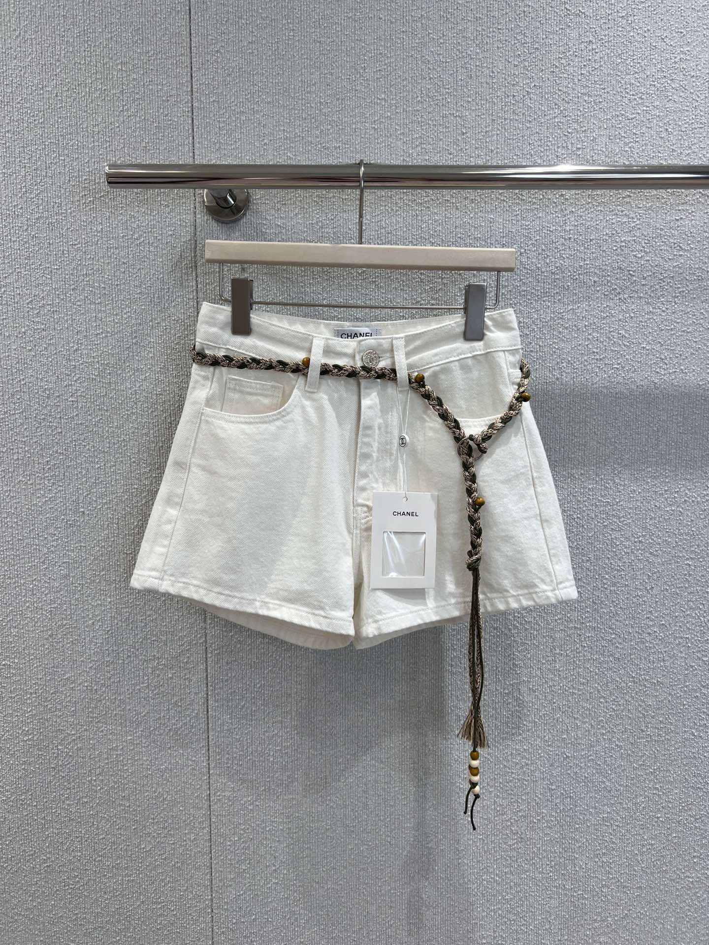 NO:445401,Supports replacement Chane* 25Ss spring and summer new style, braided waist rope beaded white denim shorts丨Exclusive high-end production!  A very vacation style shorts. The waist rope is hand-made. The straight back pocket embroidered letter design shows the brand tone. The white color is very suitable for matching with a small vest~ It feels refreshing and hot in summer. Recommended √ S/M/L real-life details pictures are available for sale in stock, chanel, shorts, alexander wang19860909支持换款Chane* 25Ss春夏新款 编织腰绳串珠白色牛仔短裤丨独家高版出品！很有度假风的一款短裤 腰绳都是手工定制的哦 版型直筒后袋刺绣字母设计 彰显品牌调调 白色色系很适合搭配小背心~ 夏天穿很清爽辣妹的感觉 推荐√ 现货发售S/M/L实拍细节图,,chanel,shorts,alexander wang,Women's clothing